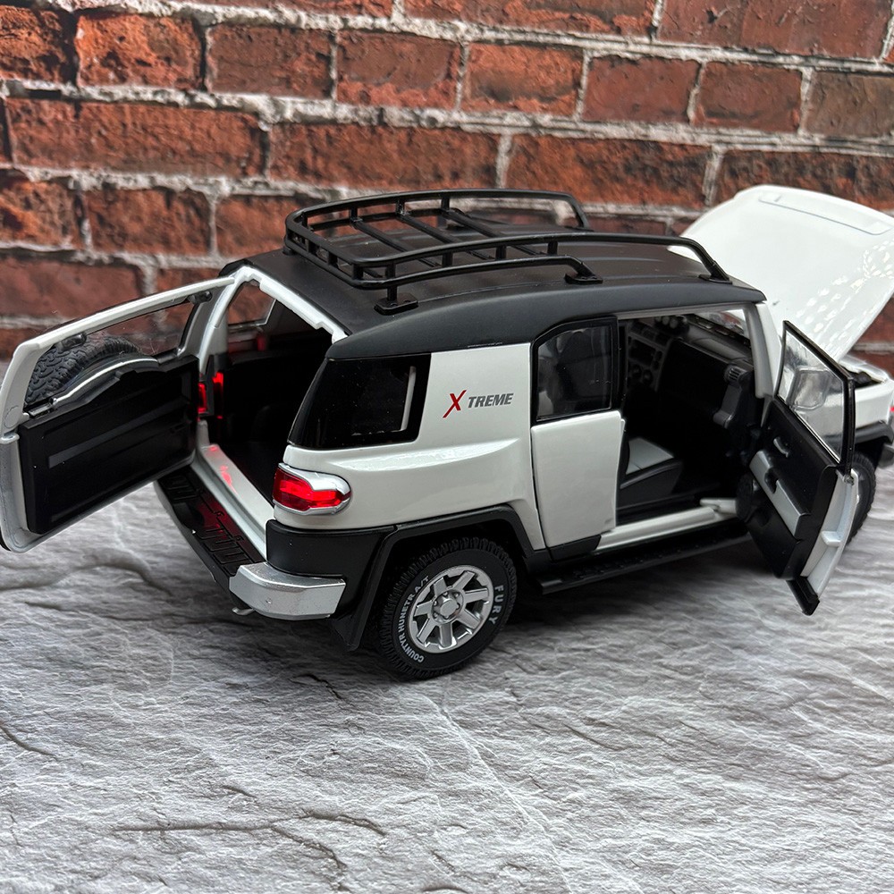 2007/2014 TOYOTA FJ Cruiser 1:24 Diecast – Officially Licensed – White With Box