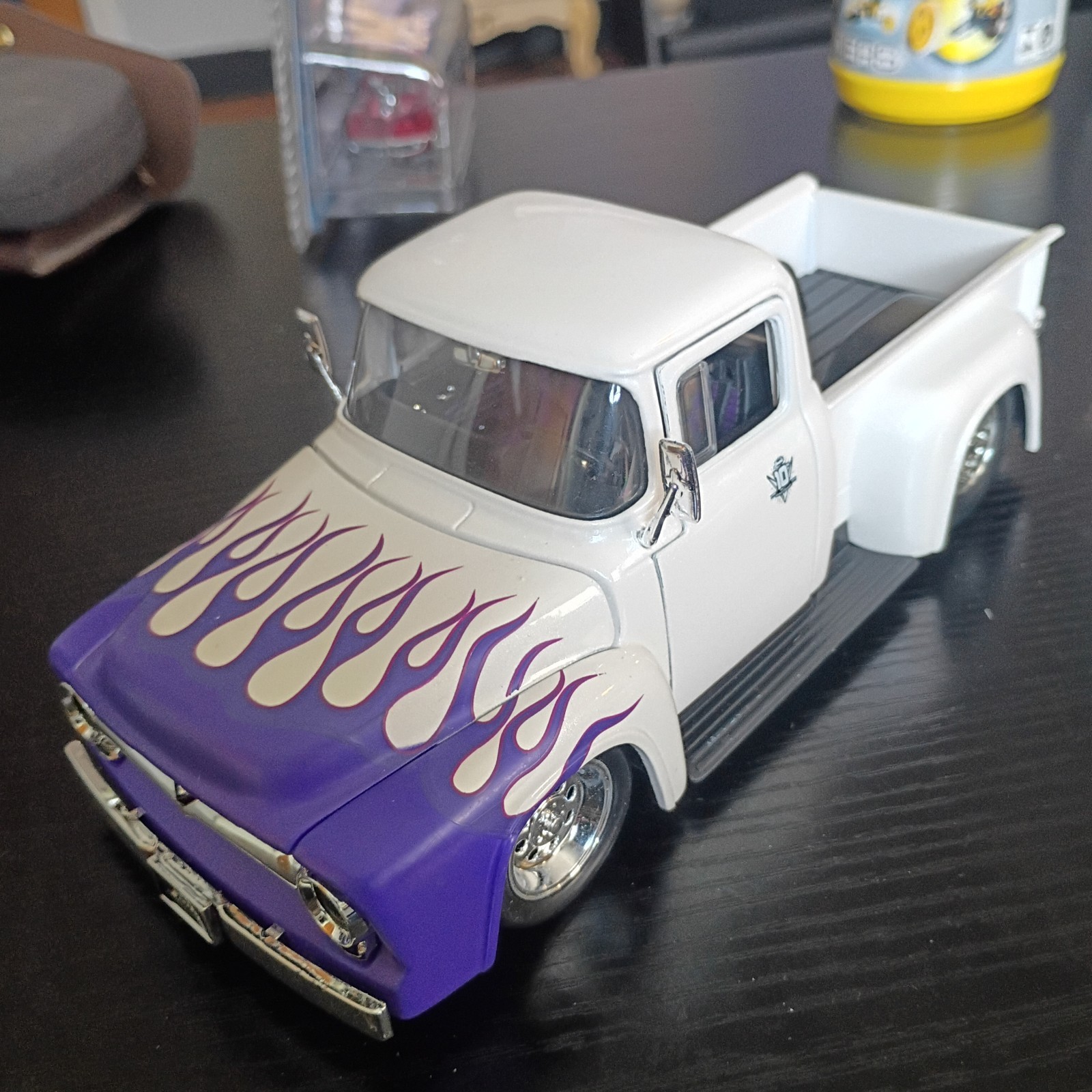 JADA 10TH ANNIVERSARY 1956 FORD F100 1:24 WHITE WITH FLAME