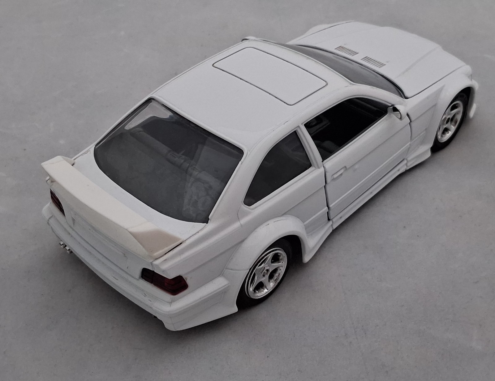 1996 BMW M3 E36 1:24 Diecast (White) : Burago