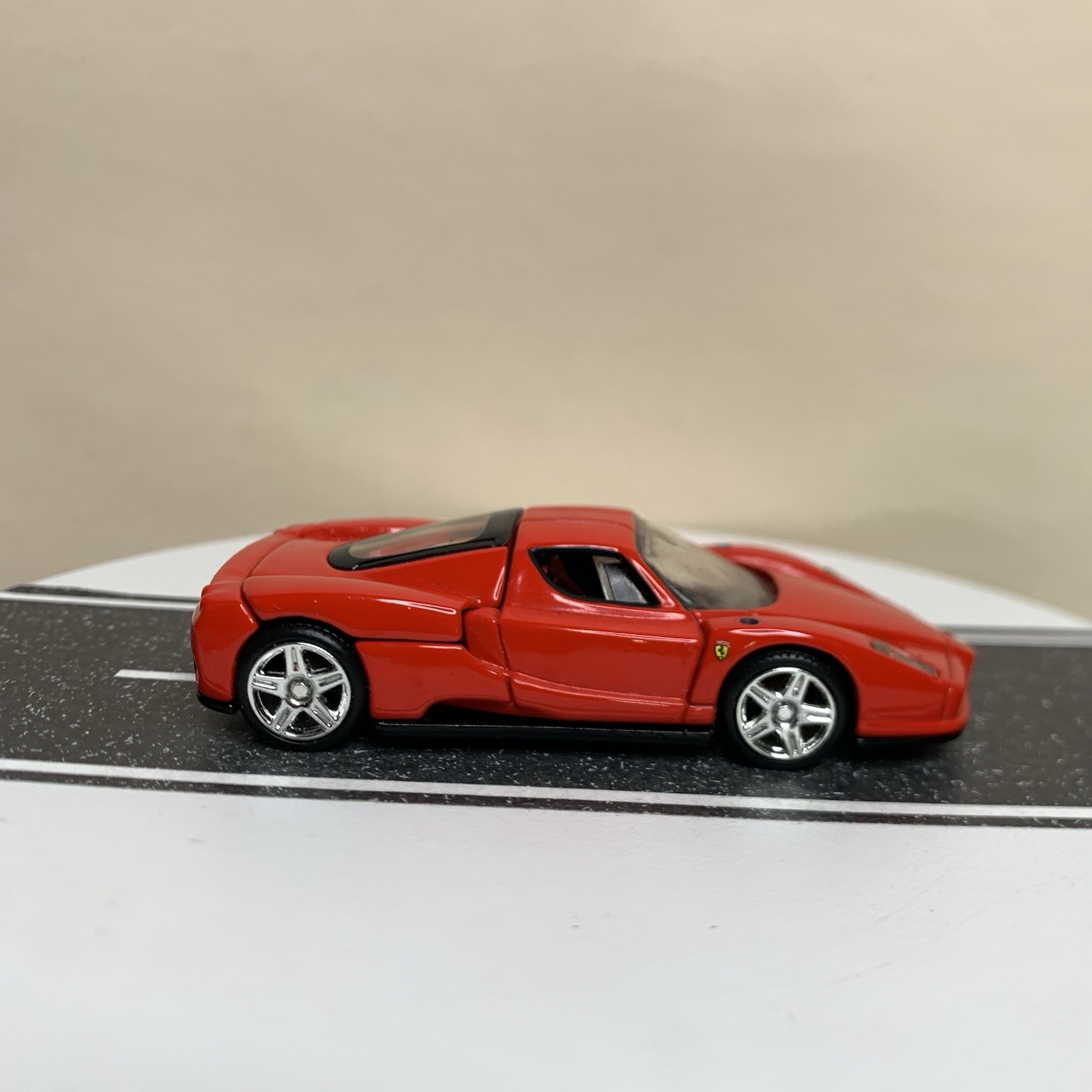 2005 Hot Wheels 100% Oil Can Showcase Series 2003 Ferrari Enzo Red 1:64 Scale NM