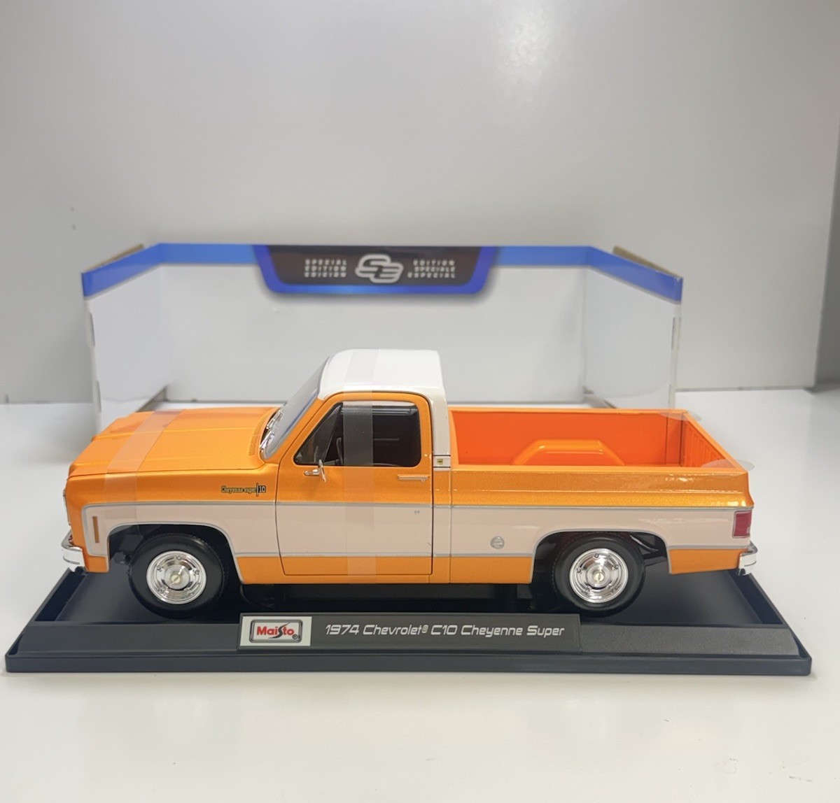 Maisto 1:18 1974 Chevrolet C10 Cheyenne Super Diecast Truck Orange/White Specia…
