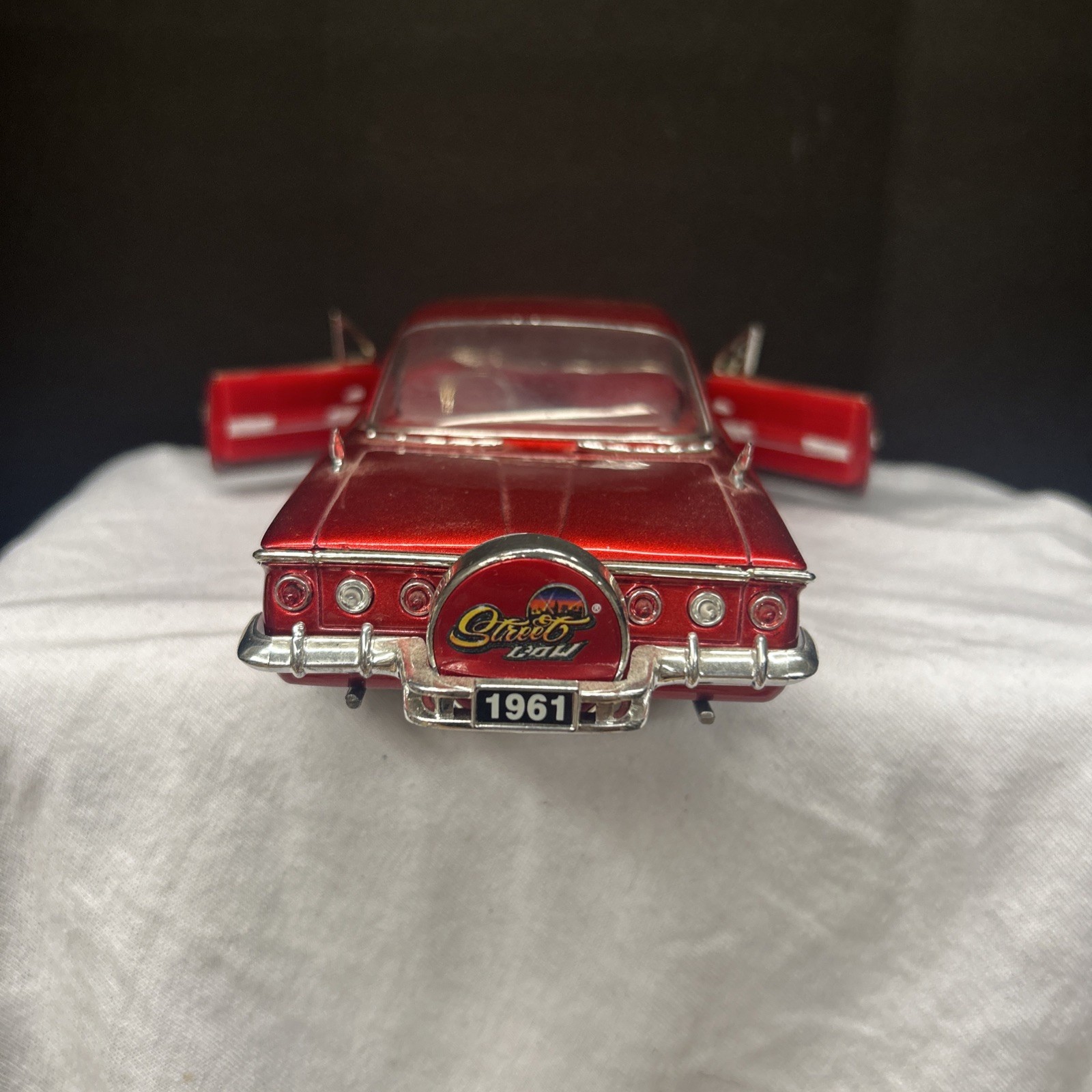 Jada Toys 1:24 Red & White 1961 Chevy Impala Lowrider ULTRA RARE doorswork as is