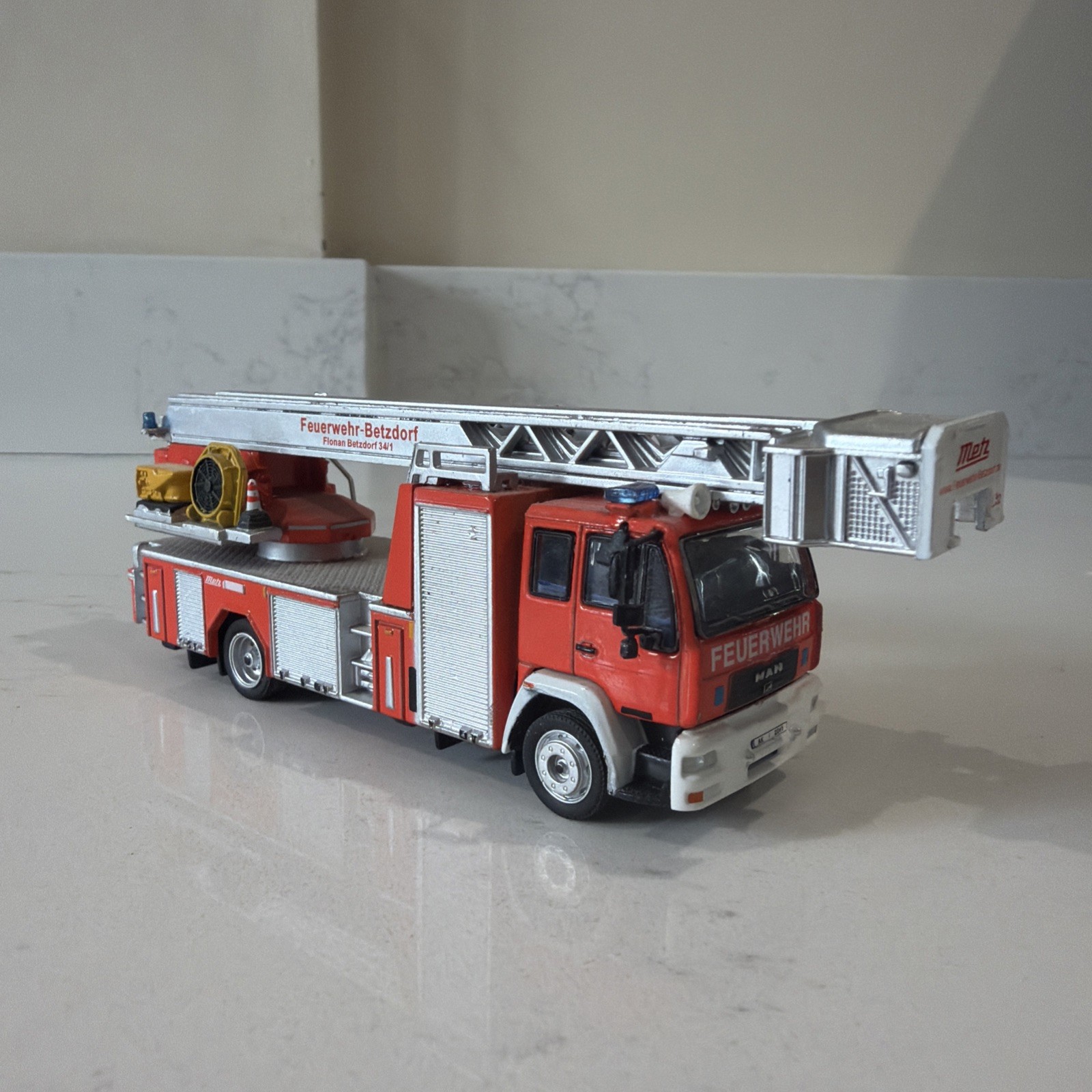 Atlas 1/72 Metz DLK 23-12 MAN LE 15.280 Fire Engine Diecast Limited Edition