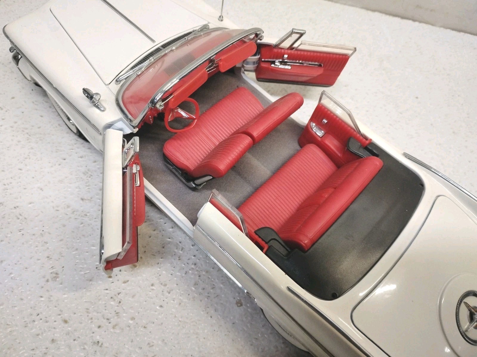 Yat Ming Road Signature 1961 Imperial Crown Convertible White 1:18 Removable Top