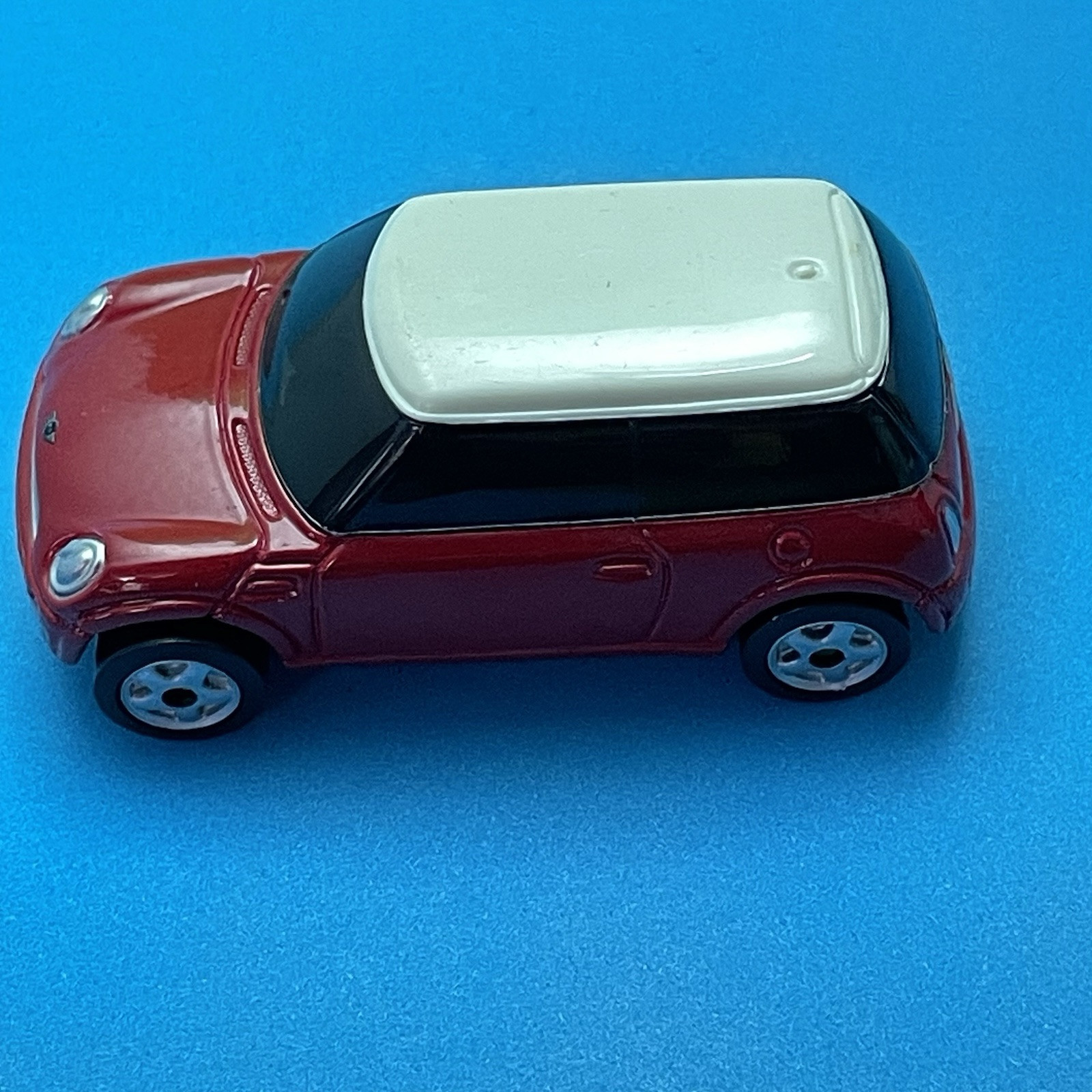 2001 Maisto Mini Cooper Metallic Red Diecast Car with White Top detailed Loose