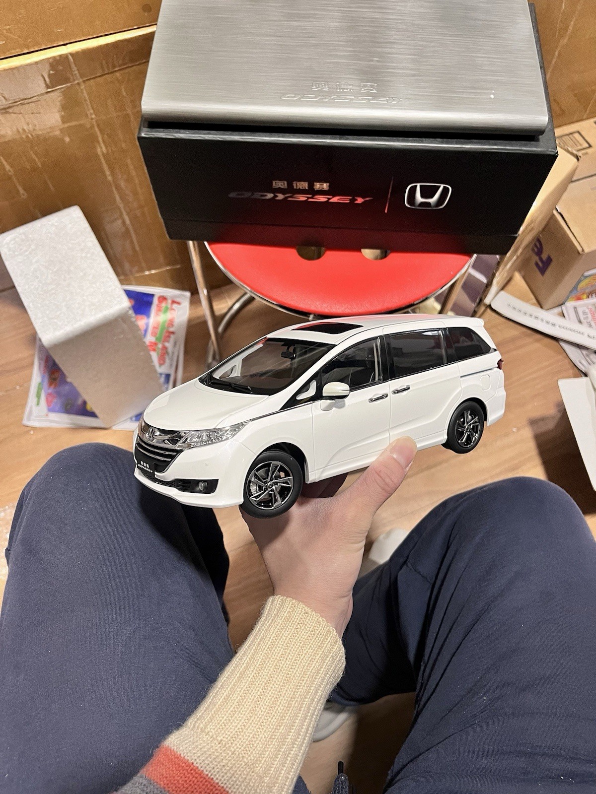 1:18 Scale 2015~2018 Honda Odyssey White Diamond Pearl Diecast Model With Base