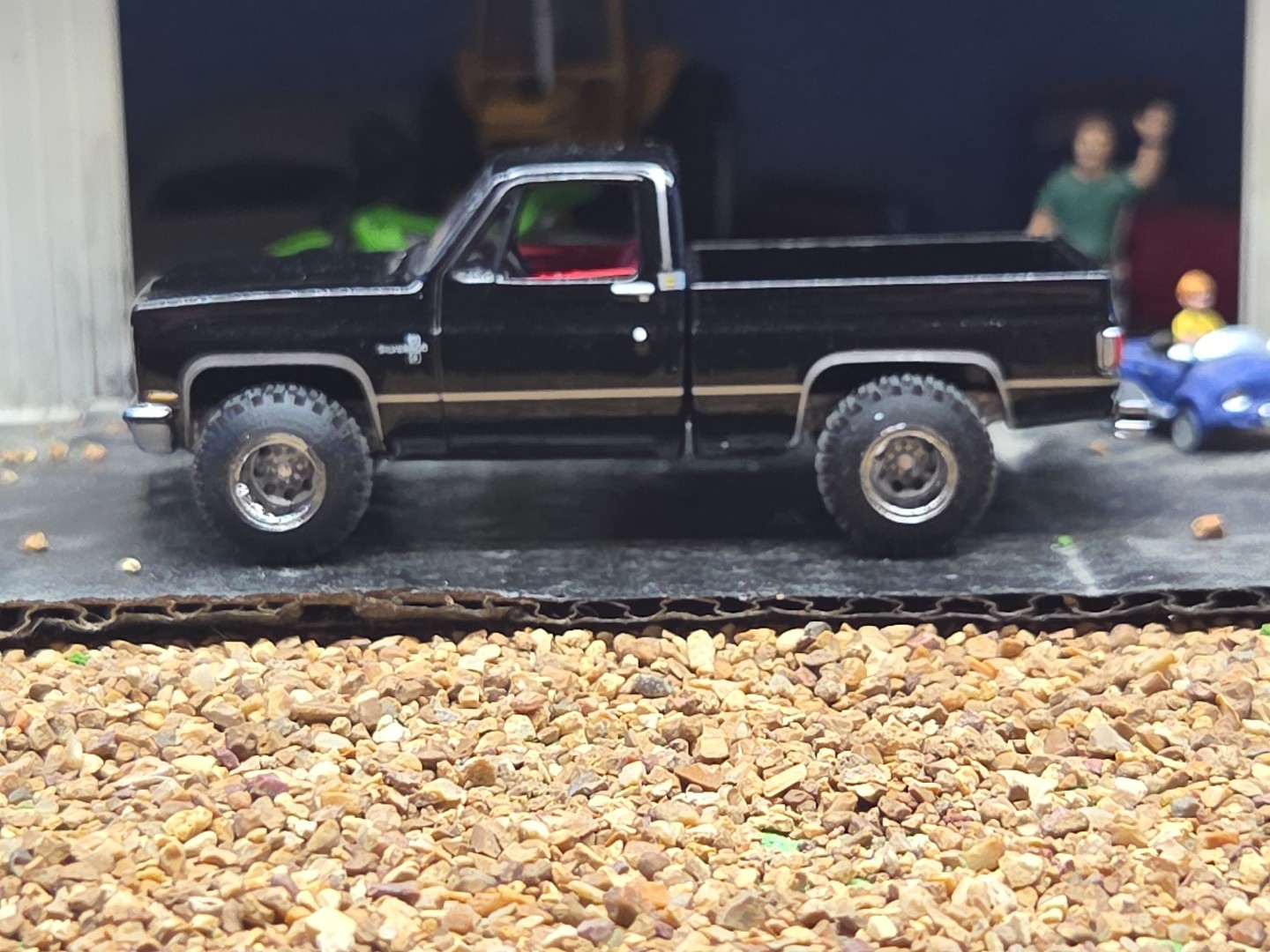 CUSTOM BUILT LIFTED 1:64 CHEVEROLET 1980s Silverado SQUARE BODY CHEVY 4×4 mud 83