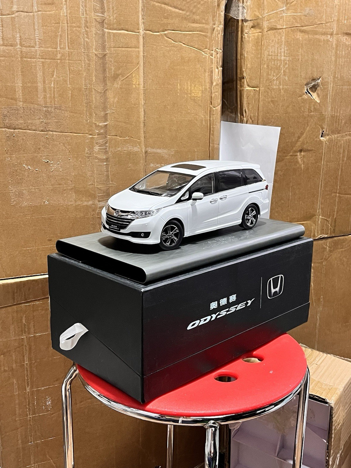 1:18 Scale 2015~2018 Honda Odyssey White Diamond Pearl Diecast Model With Base