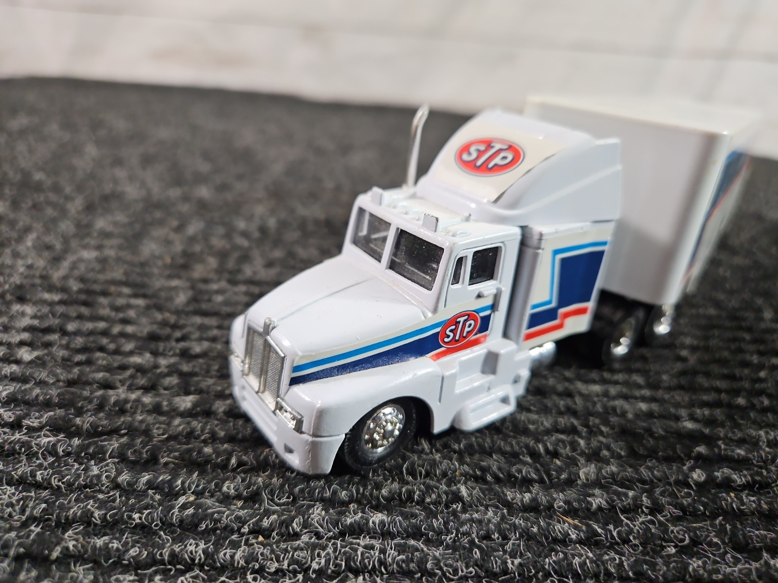2 Hotwheels Richard Petty International Eagle Race Car Transporter