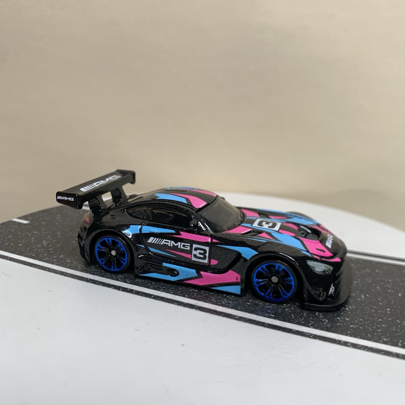 2024 Hot Wheels Neon Speeders #5/8 ’16 Mercedes-AMG GT3 Black/Blue/Pink 1:64 NM