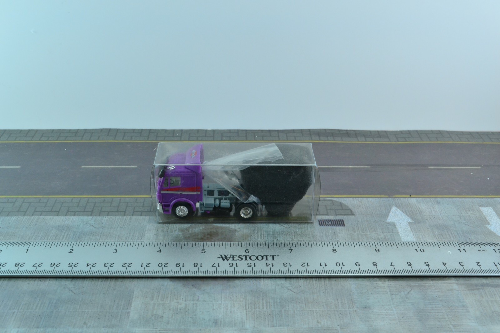 Herpa Mercedes SK Tractor Unit Truck WHISKAS Purple 1:87 Scale (HO851)