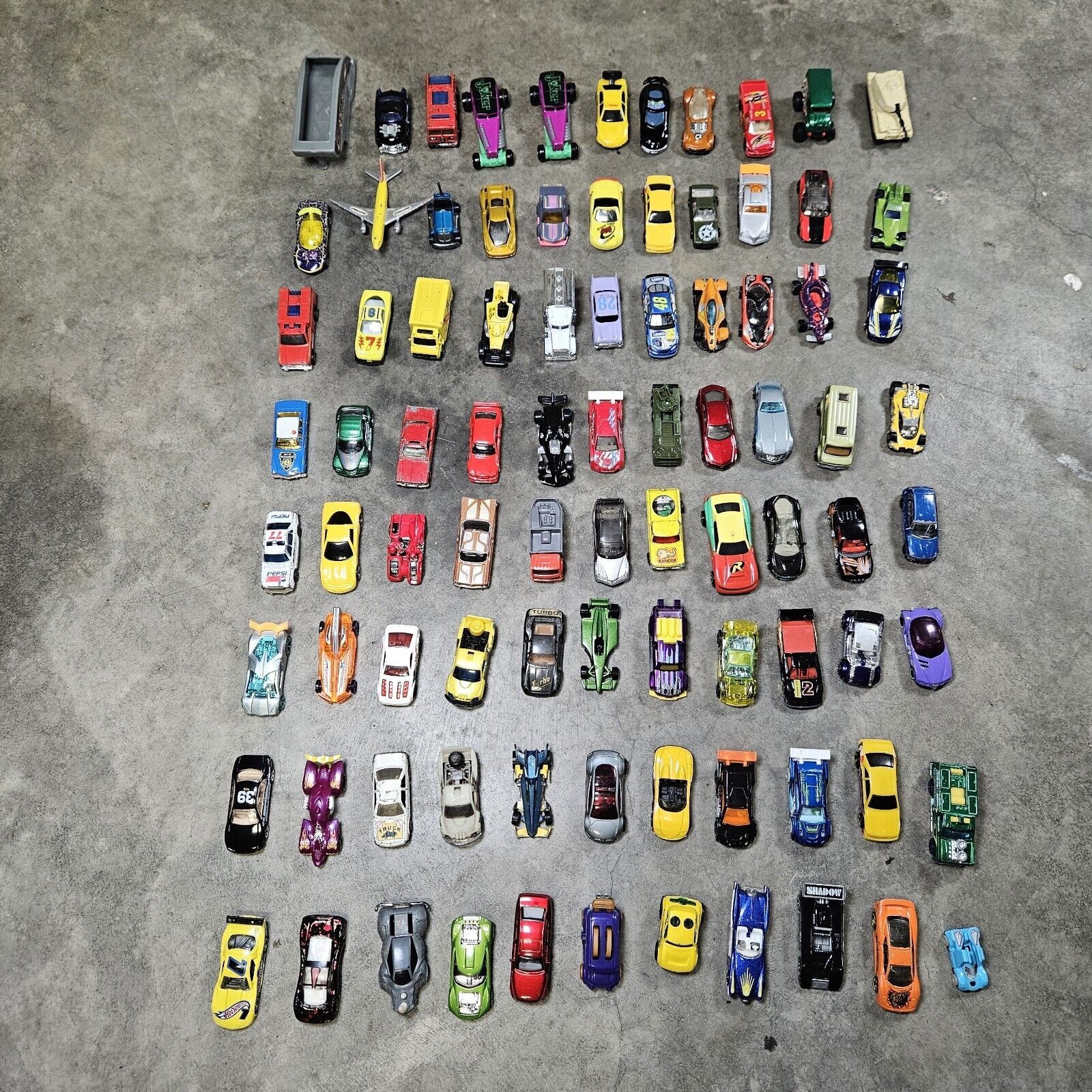 Mixed Lot Of Die Cast And Plastic Cars Different Brands Lot Of 88