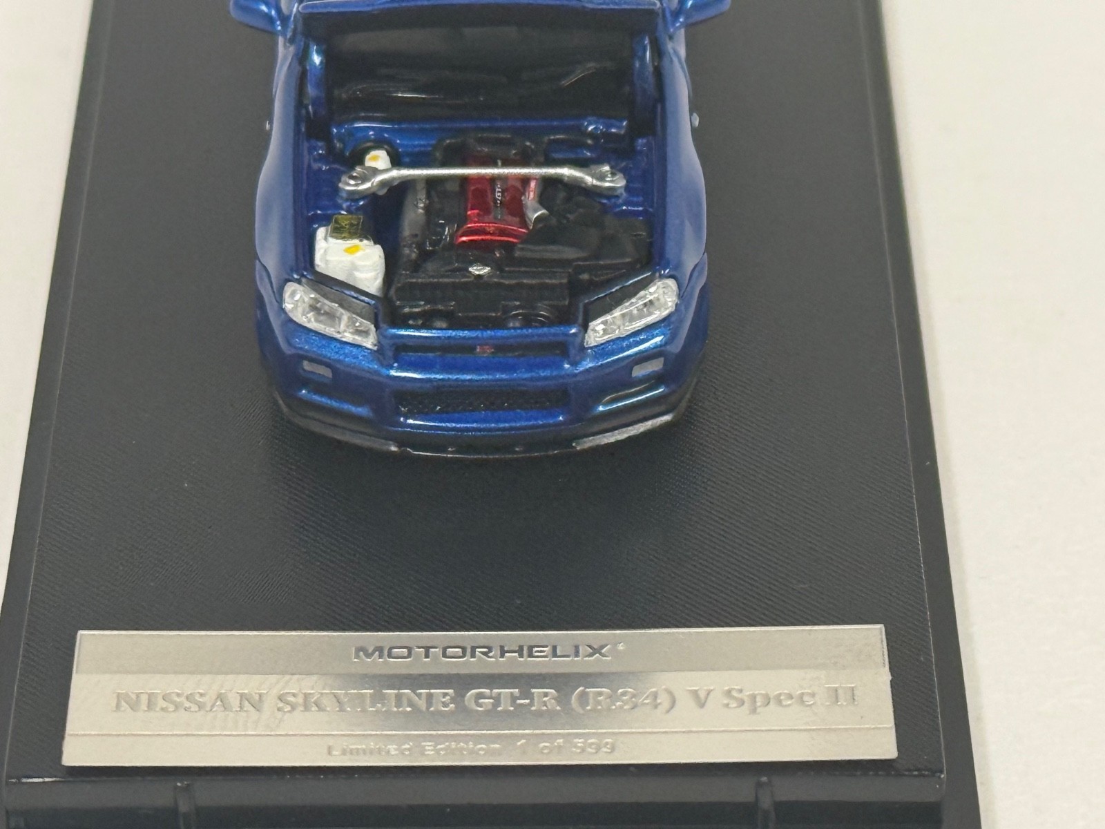 1/64 Motorhelix Nissan Skyline GT-R R34 V Spec II in Blue Titanium Wheels 64-004