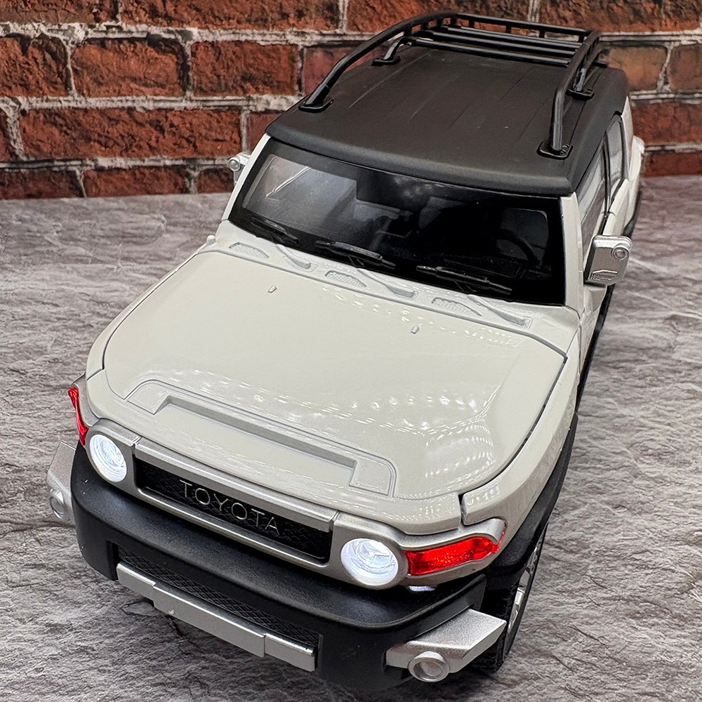 2007/2014 TOYOTA FJ Cruiser 1:24 Diecast – Officially Licensed – White With Box