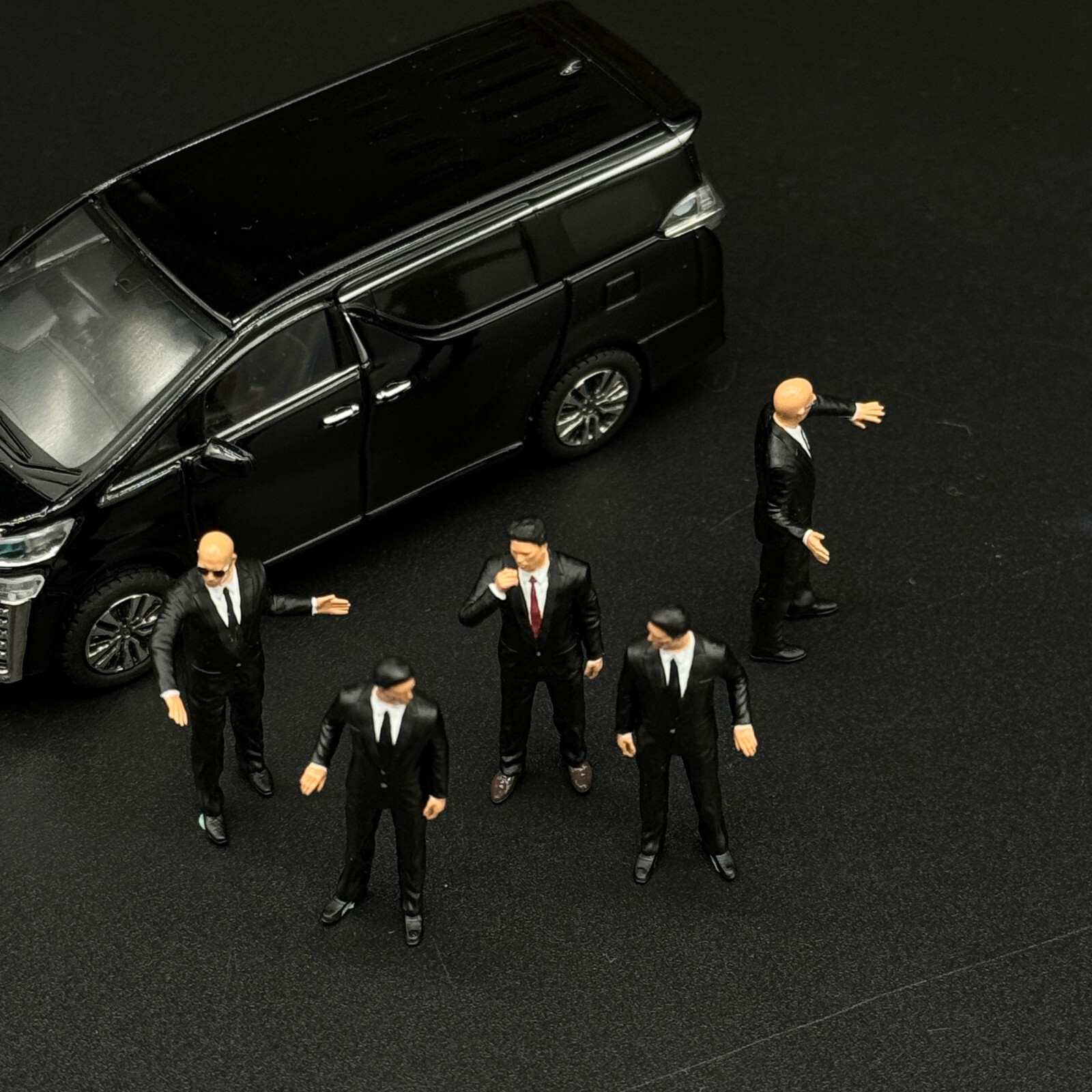 5pc 1/64 Miniature Doll Figures Black suit bodyguard Scene For Cars Vehicles Toy