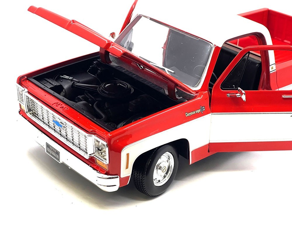 MAISTO 1974 CHEVROLET C10 CHEYENNE SUPER PICK UP TRUCK 1/18 RED / WHITE 31467