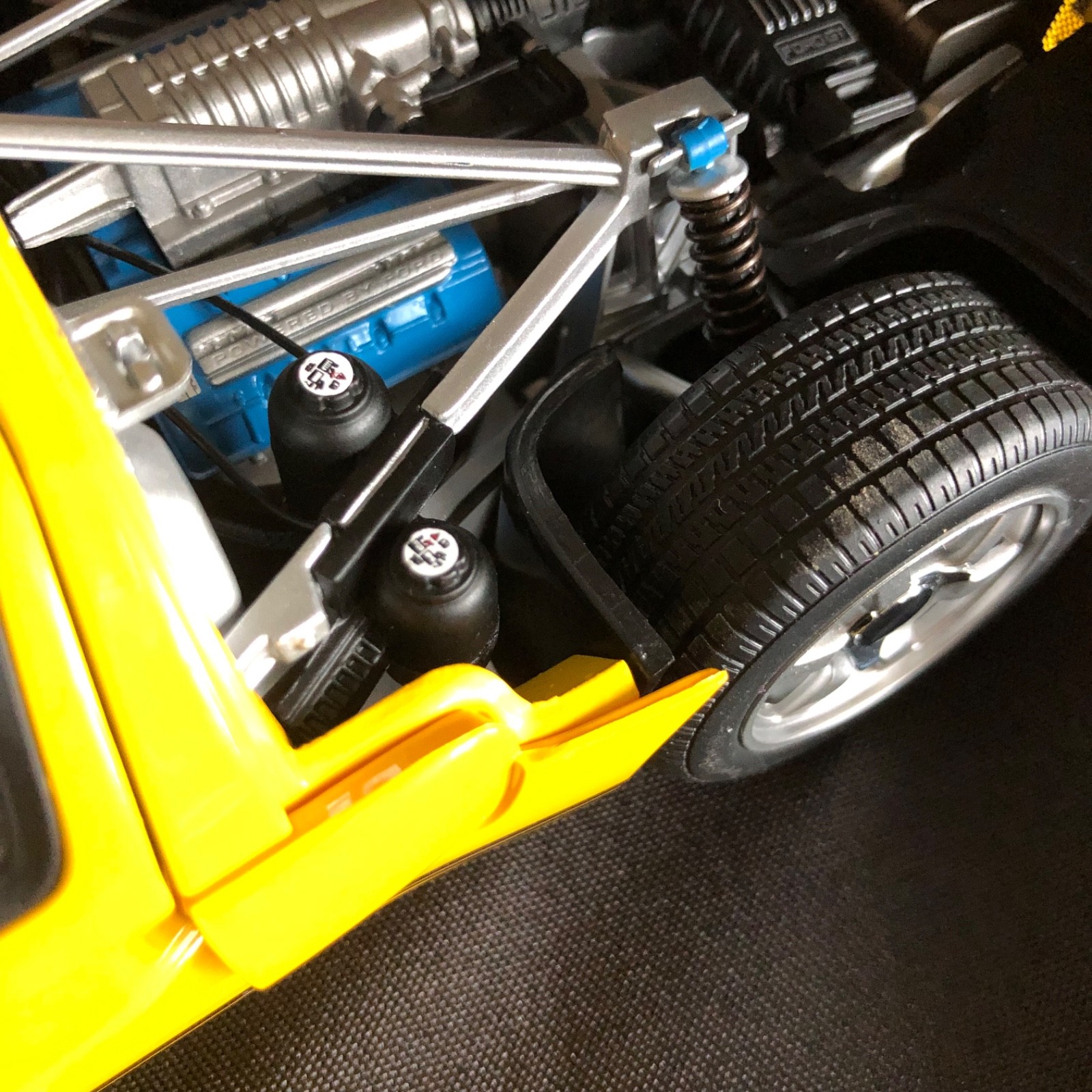 AUTO art Millennium 2004 Ford GT Yellow w/Black Stripes *NIB* 1:18