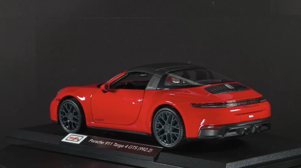 Porsche 911 Targa 4 GTS (992.2) 1:18 Maisto Exclusive Style Special Edition red