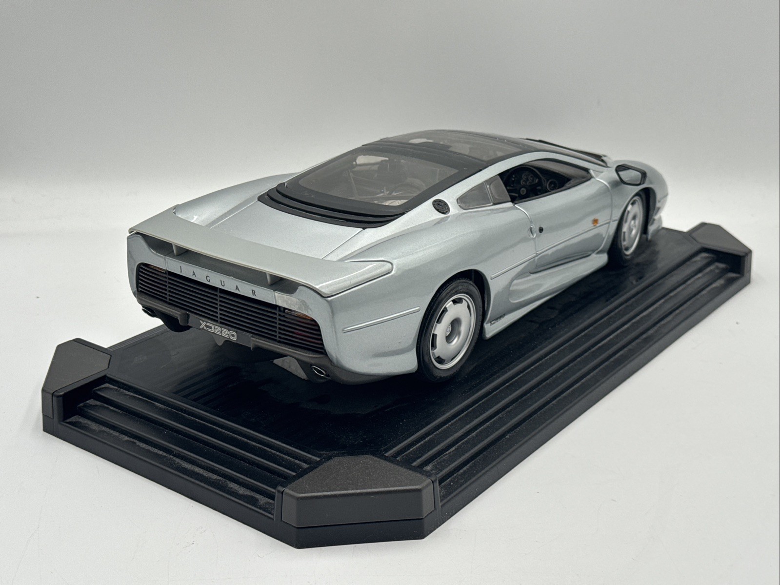 Maisto Silver Jaguar XJ220 1992 Diecast Model Car 1:12 Scale Sports Car W/ Base