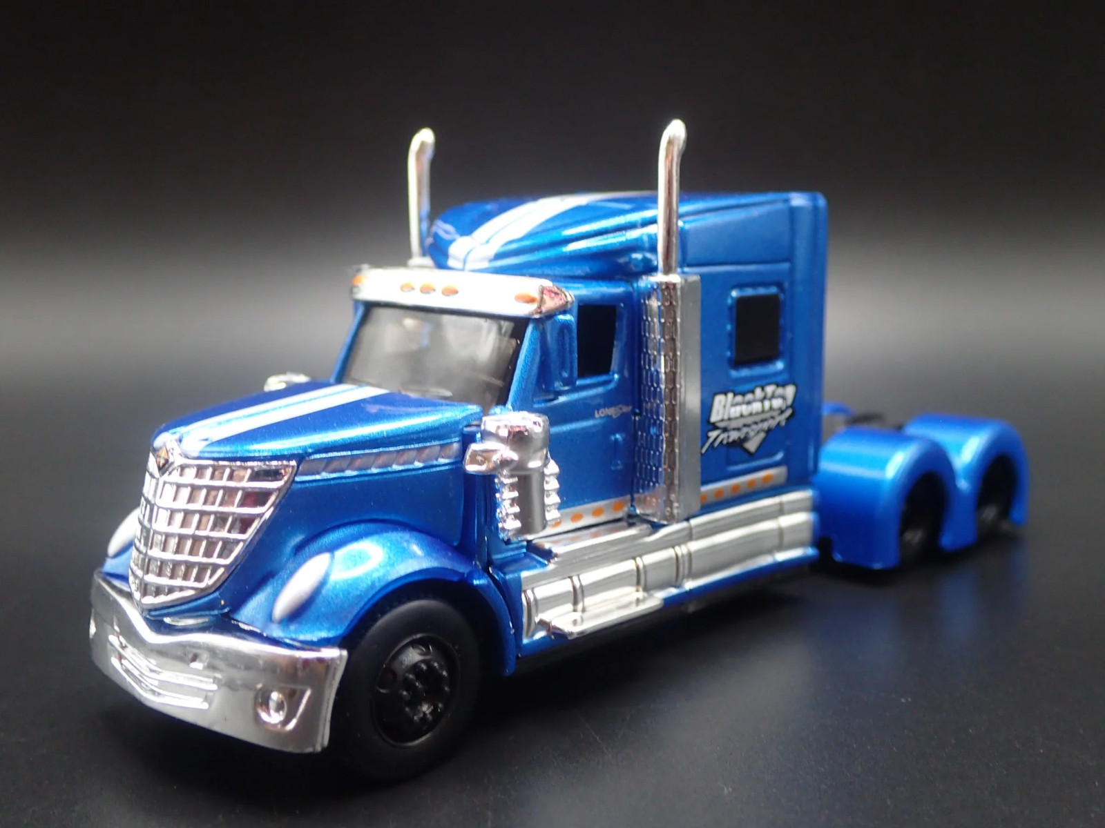 INTERNATIONAL LONESTAR & CAR TRANSPORTER HAULER TRAILER 1:64 SCALE DIECAST MODEL