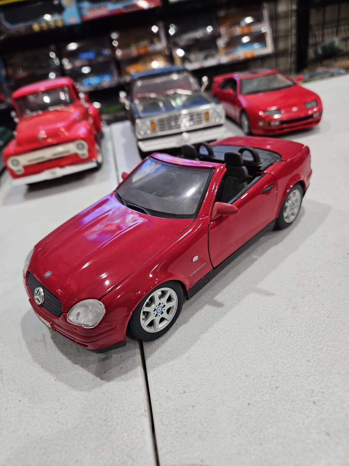 1:18 MAISTO MERCEDES BENZ SLK RED ON BLACK – NO BOX – FREE SHIPPING INCLUDED