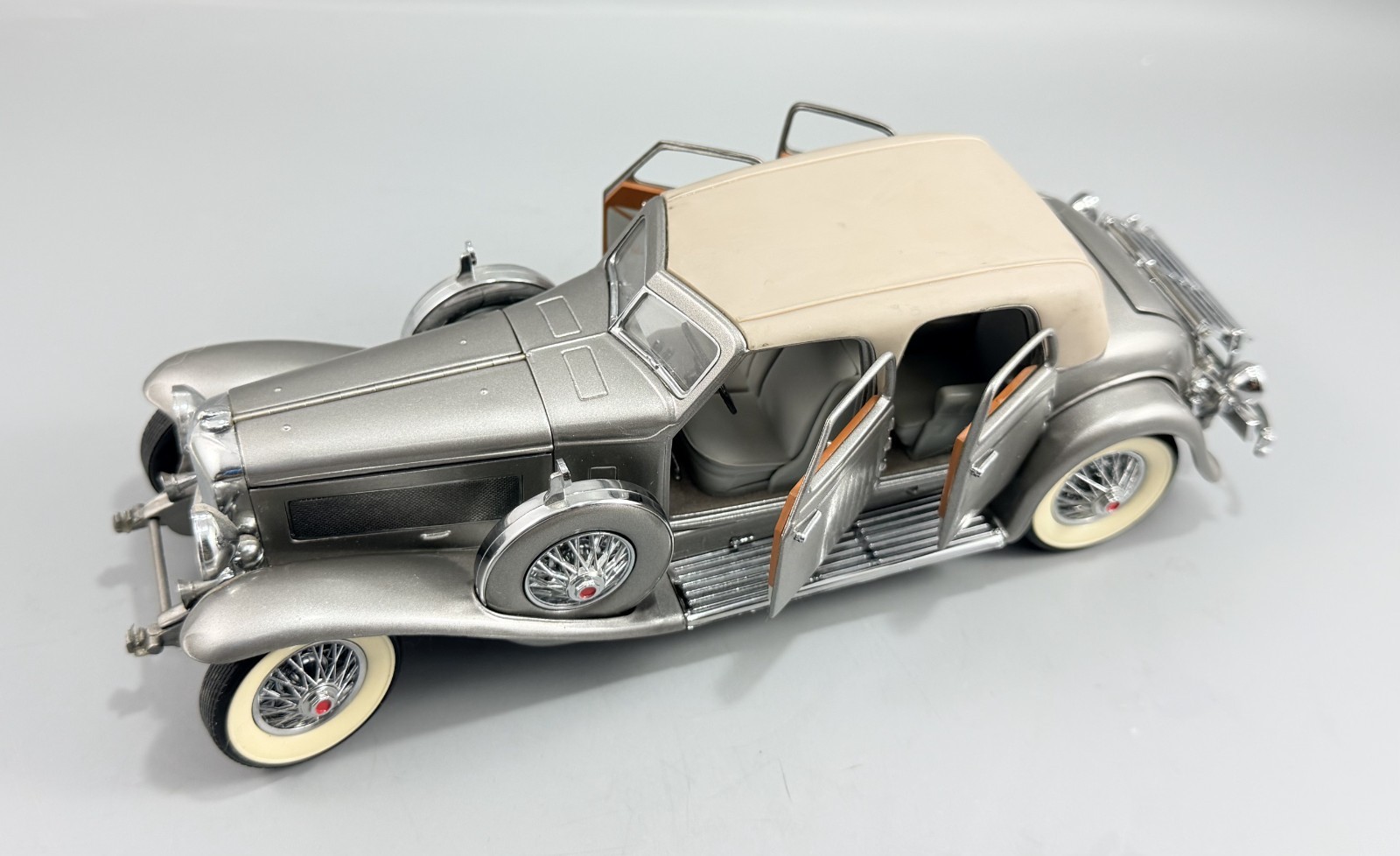 Franklin Mint 1933 Duesenberg SJ Twenty Grand Silver Diecast Model Car 1:24