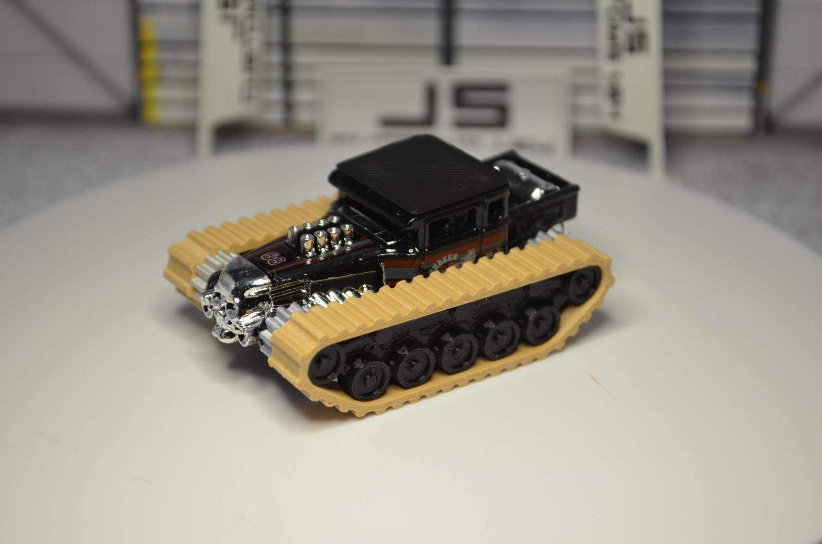Hot Wheels Bone Shaker Custom on Tracks Black-Tan
