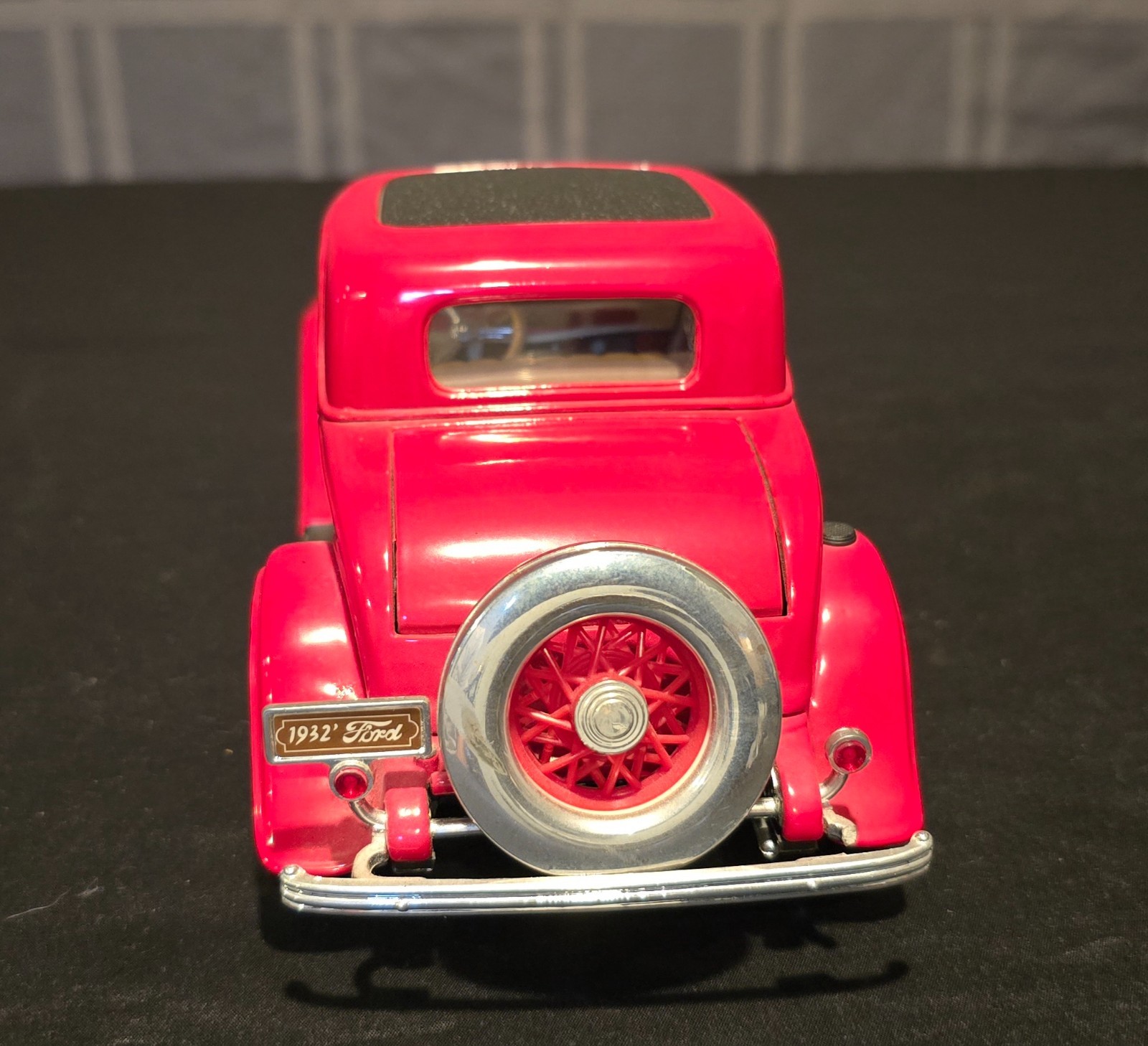 Road Legends 1932 Ford 3-Window Coupe Hot Rod Red 1:18