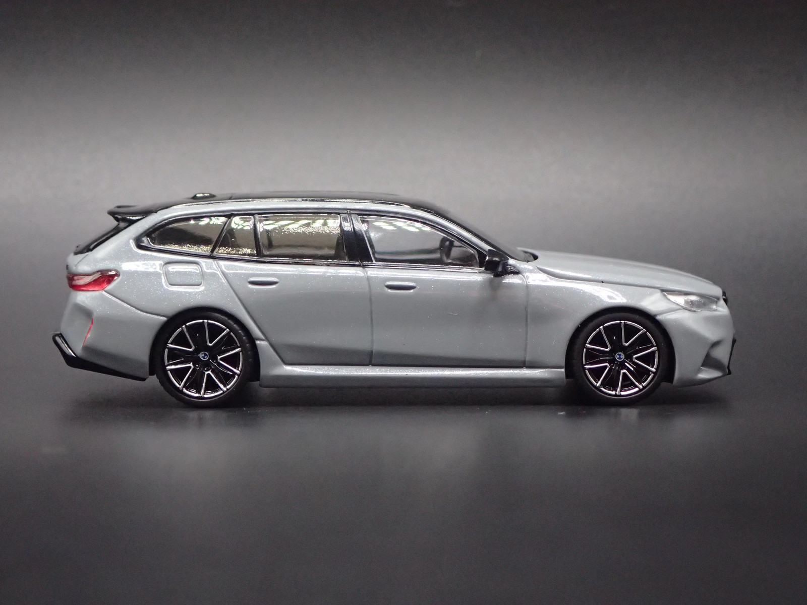 BMW M5 TOURING STATION WAGON GRAY 1/64 SCALE DIORAMA DIECAST MODEL CAR