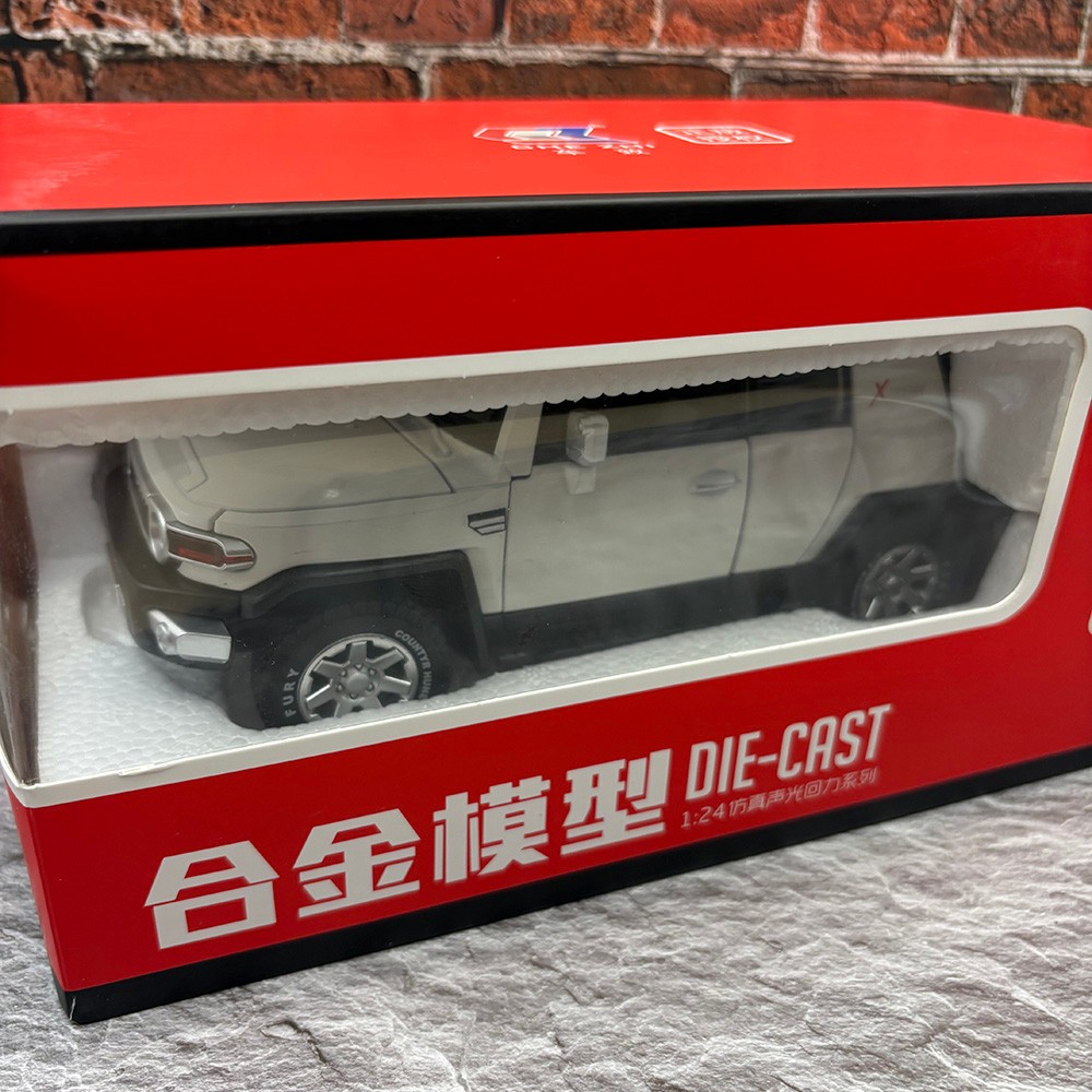 2007/2014 TOYOTA FJ Cruiser 1:24 Diecast – Officially Licensed – White With Box