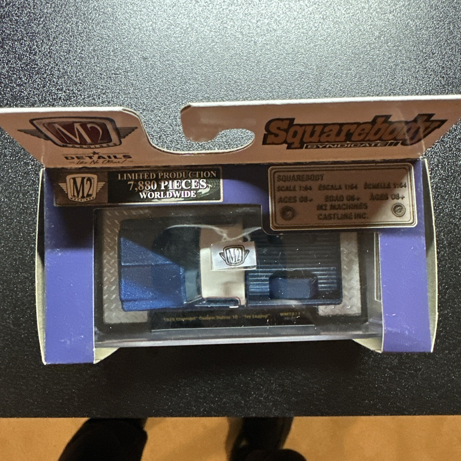 M2 Machines 1975 Chevrolet Custom Deluxe 10 Ivy League Squarebody Syndicate 1:64