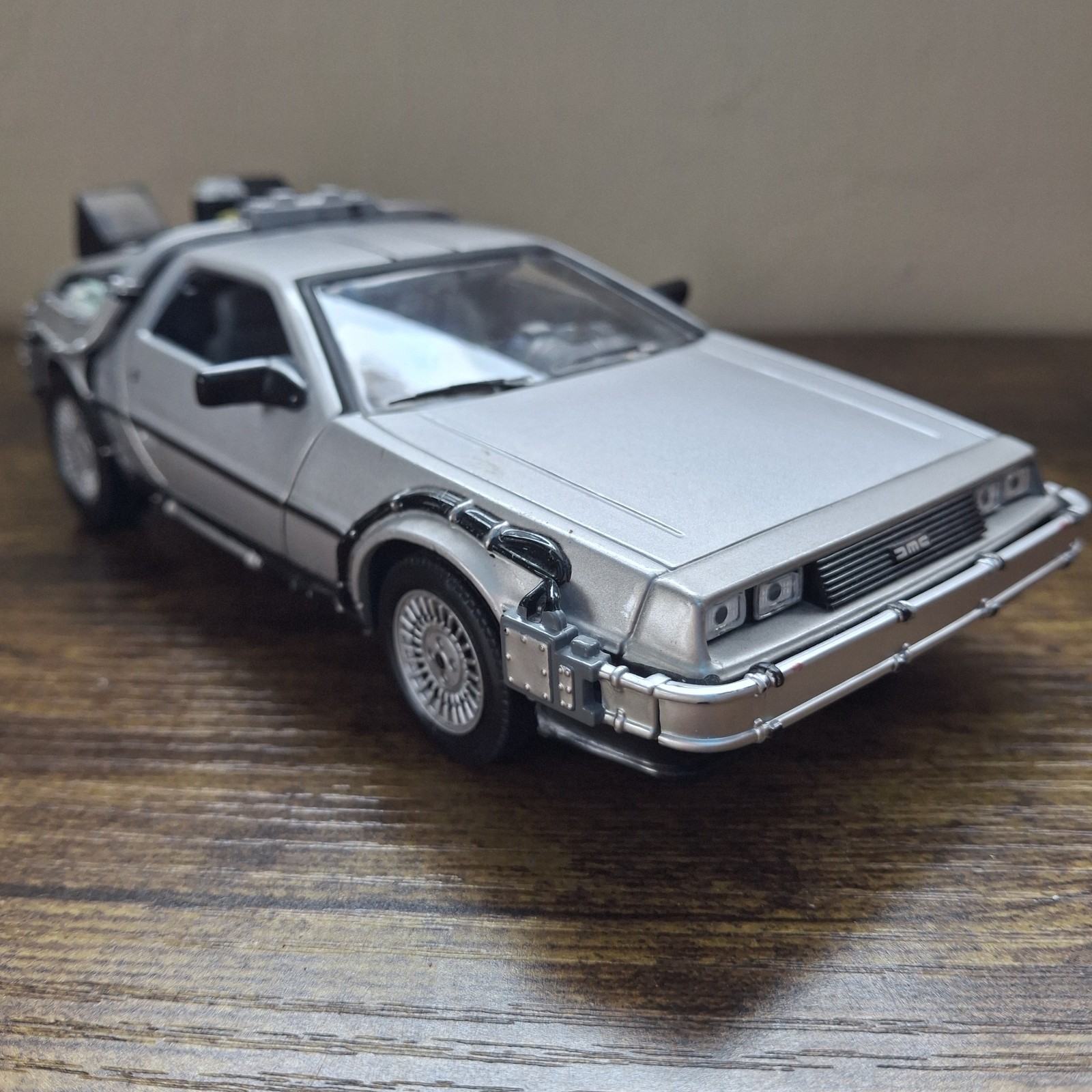 WELLY DeLorean DMC-12 Back to the Future 2 Time Machine Diecast Car Silver 1:24