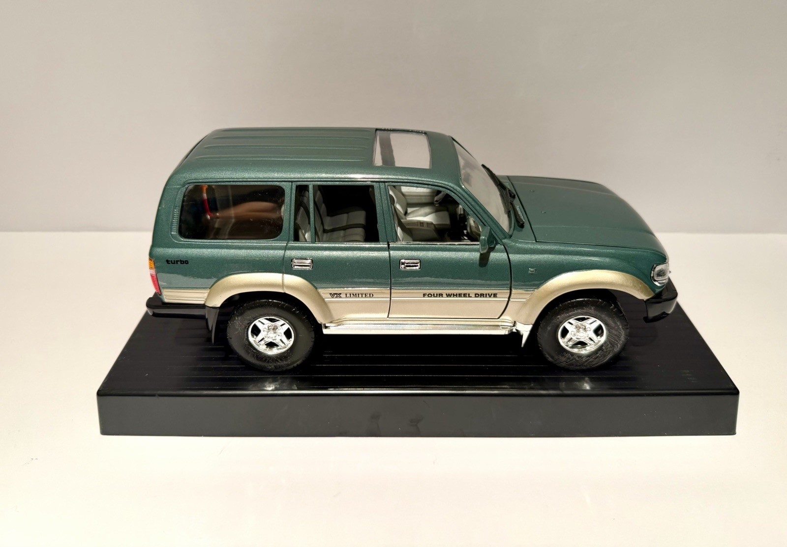 Toyota Land Cruiser 1992 Green 1/18 Scale Diecast Model Car