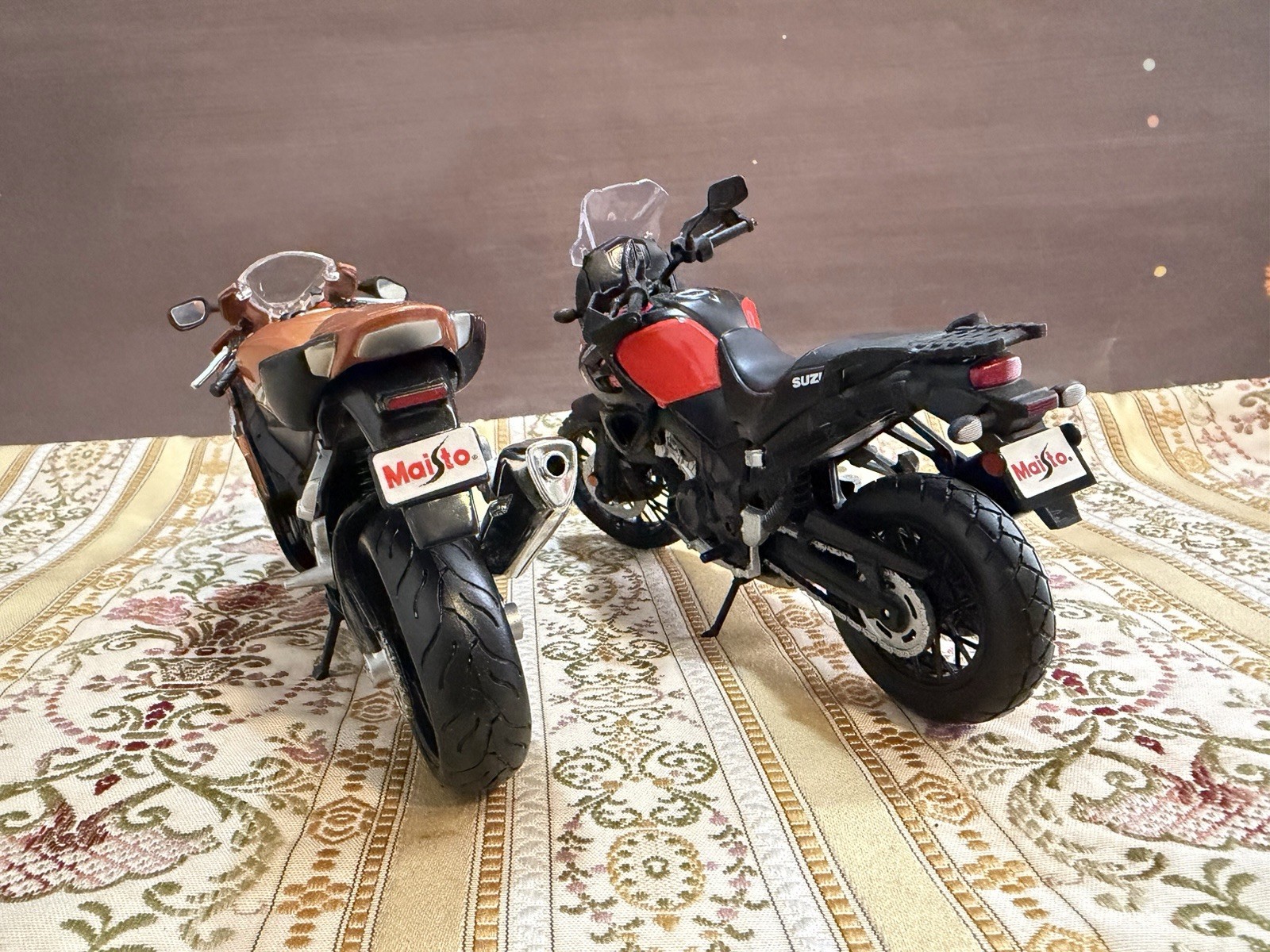 Maisto Suzuki GSX R1000 Bronze 1/12 VStrom 1000 Red Black Diecast LOT of 2