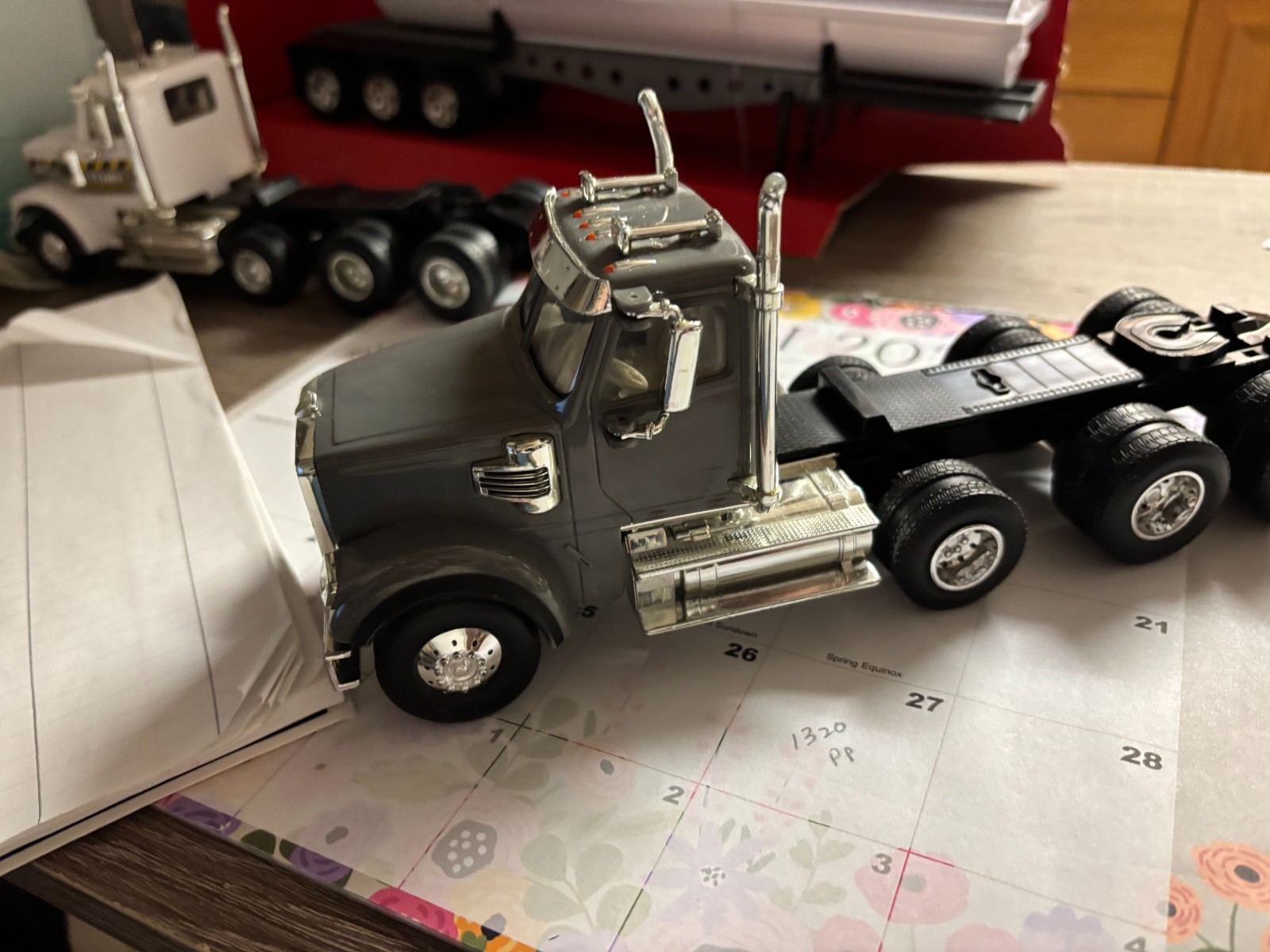 1/32 ERTL-TOMY FREIGHTLINER 122SD DAY CAB SEMI TRACTOR, NO PACKAGING # C264