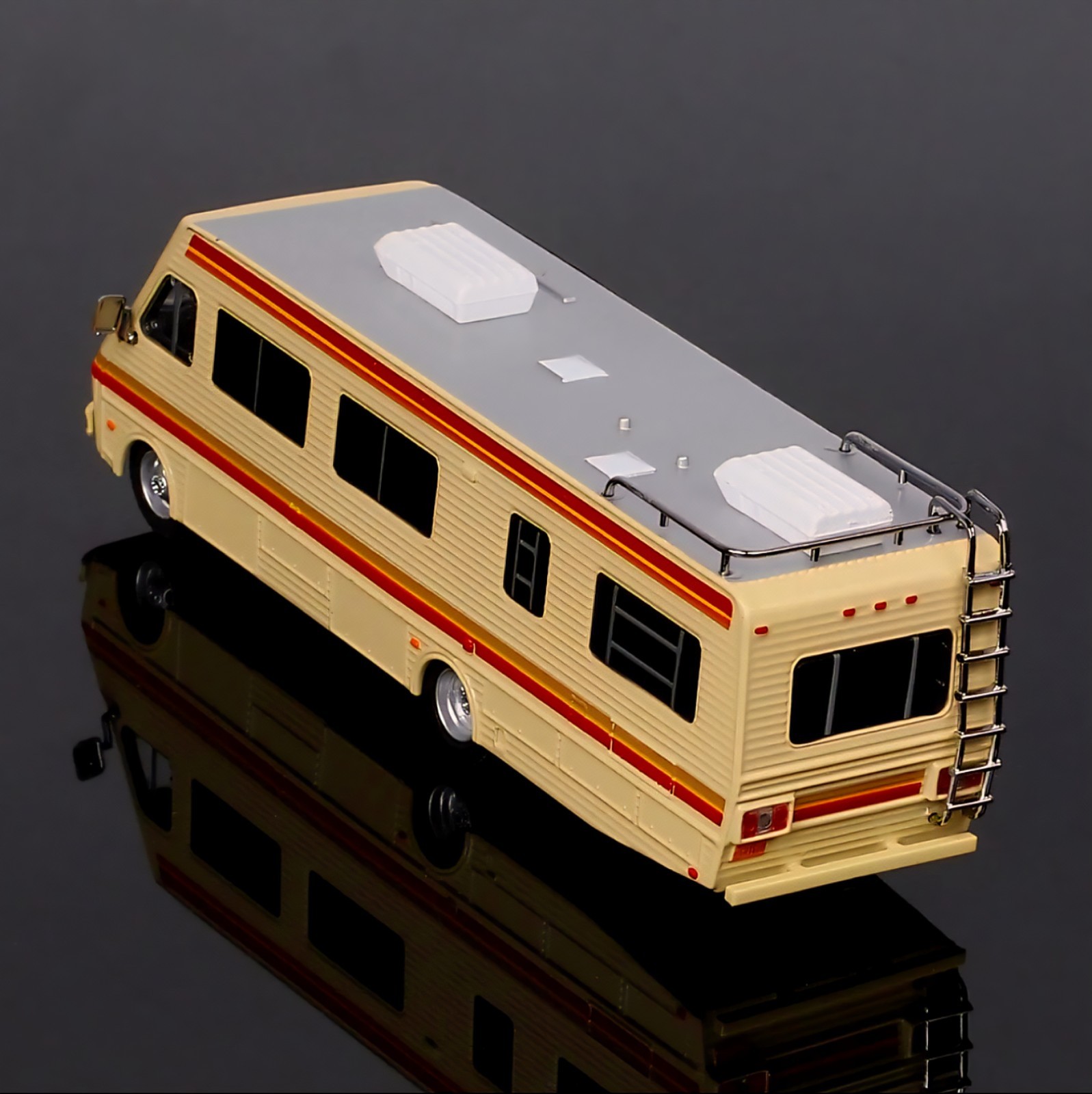 1986 Fleetwood Bounder Motorhome 1:64 Scale Diecast Model
