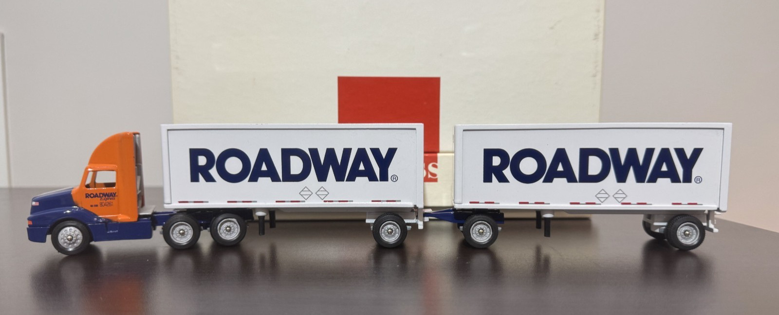 Roadway Express Doubles 2001 Winross Truck