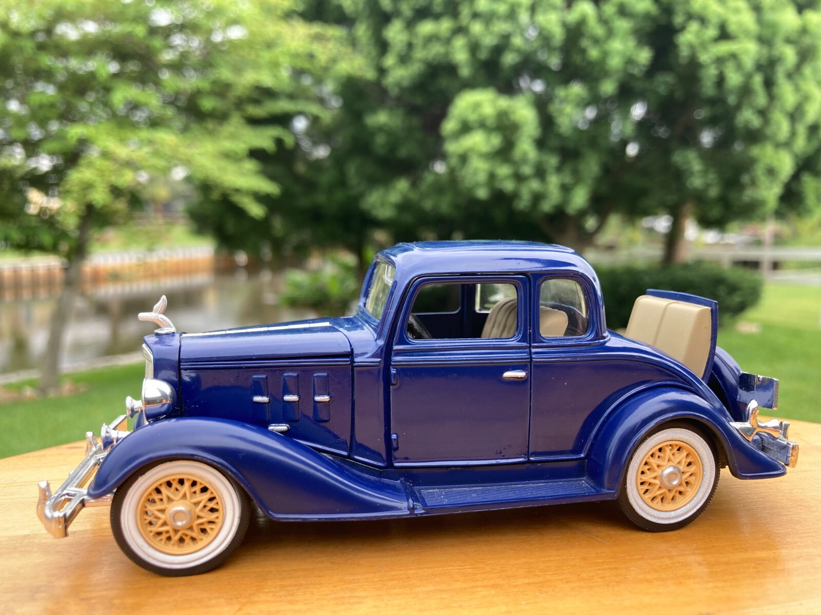 1933 Chevrolet Eagle Two Passenger Five Window Coupe 1:32 Diecast Blue