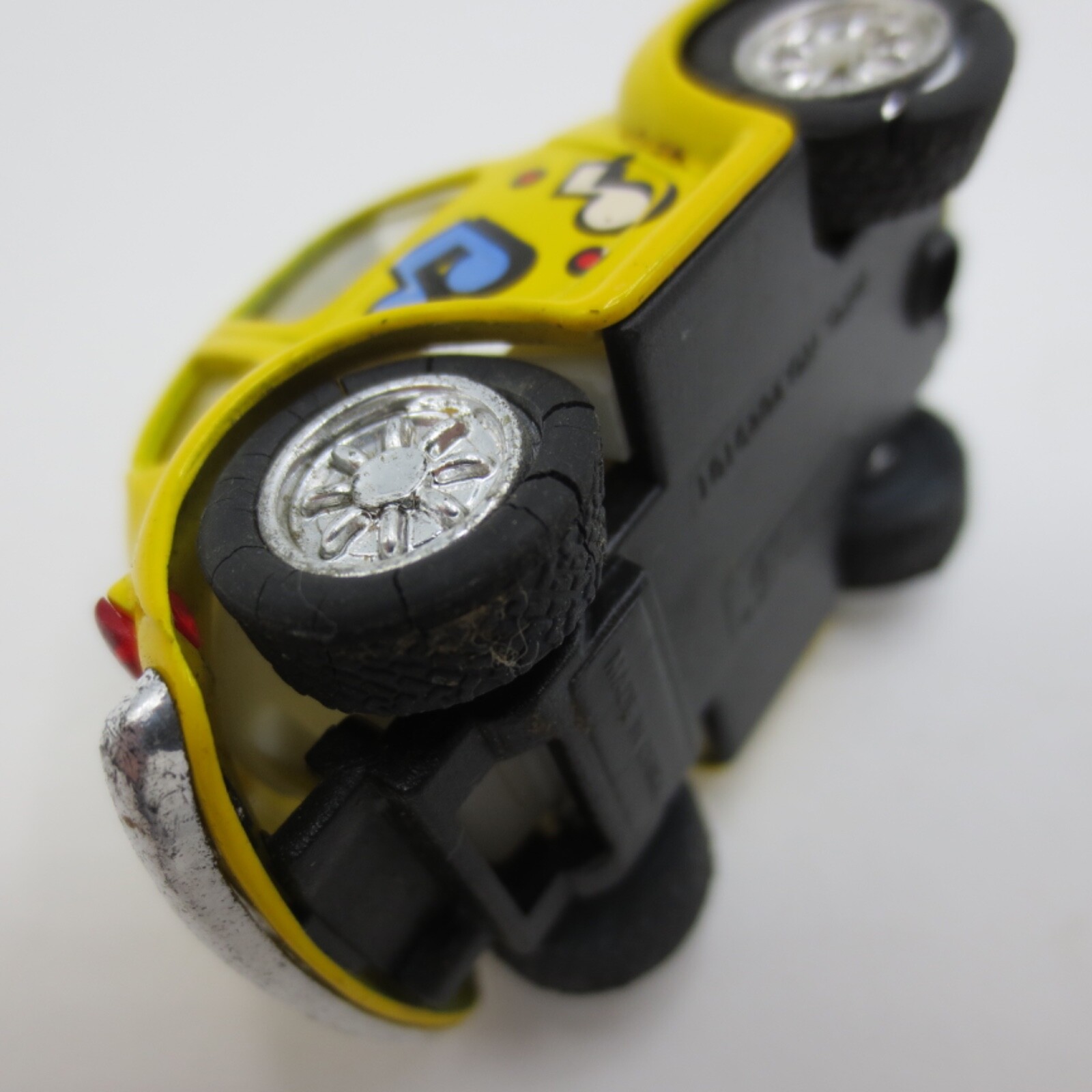 Kintoy Volkswagen VW Beetle Yellow Love Bug Car Motorized Pull Back & Go Action
