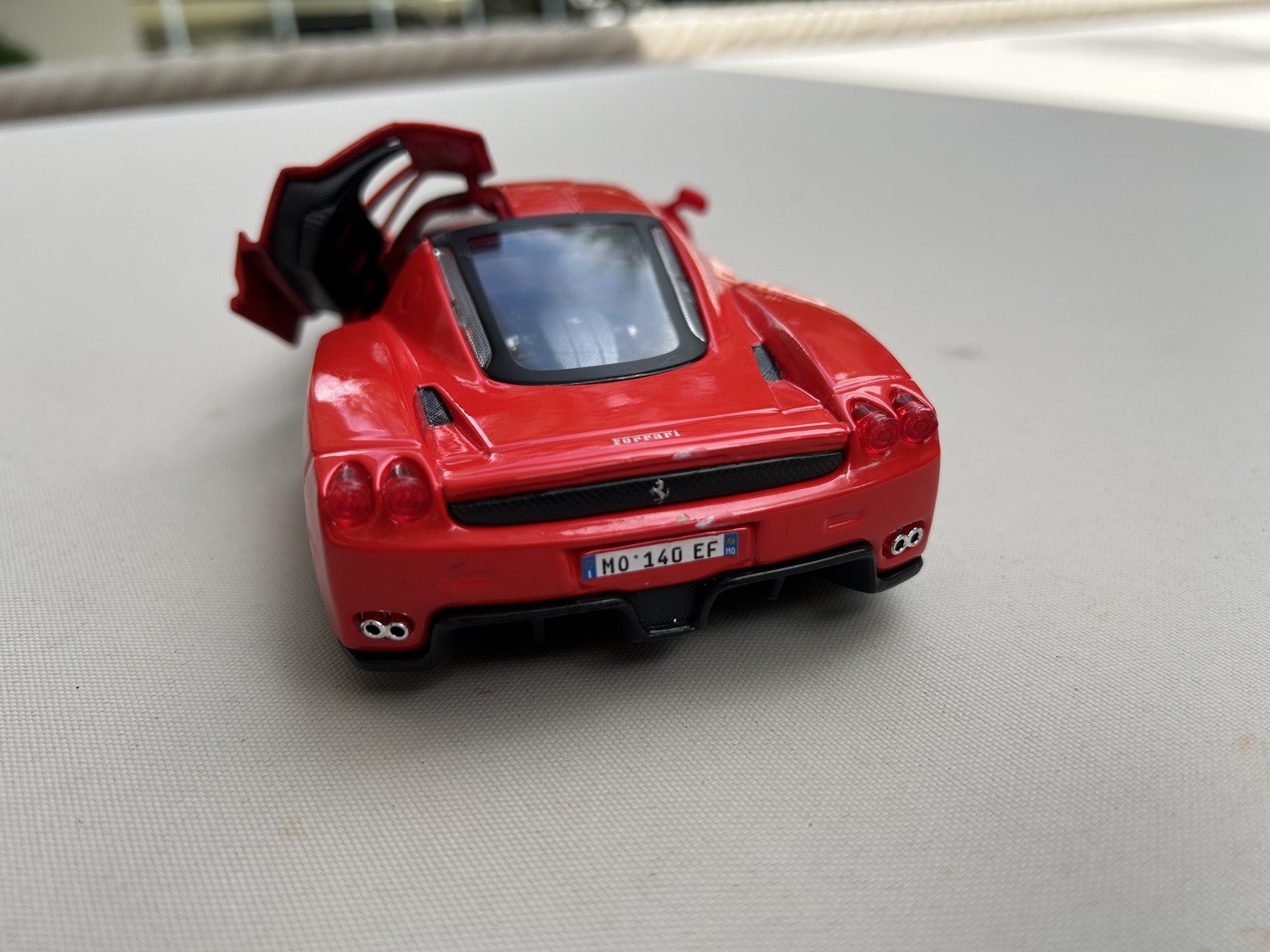 MAISTO 1:24 Enzo Ferrari Diecast Car. Red. Nice!