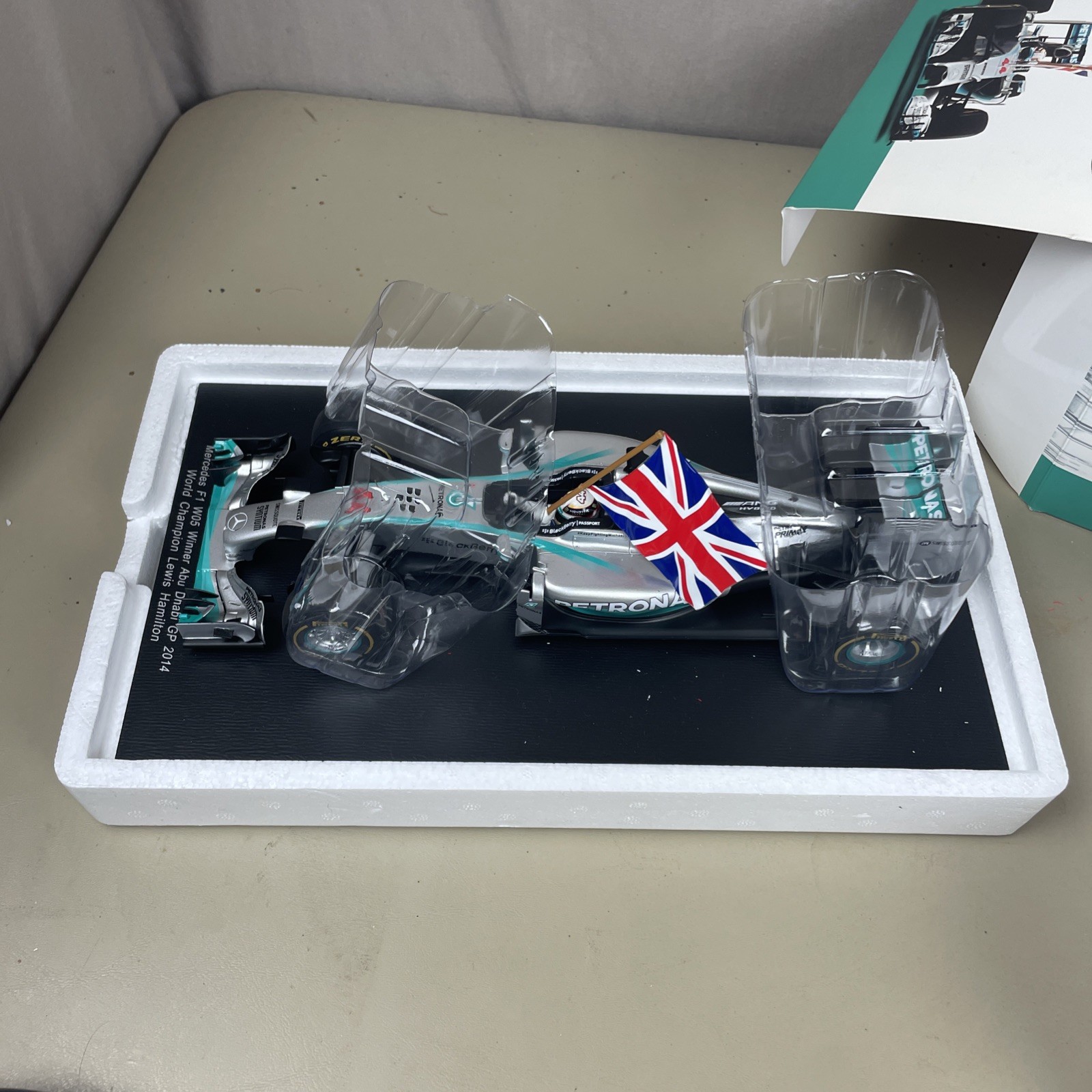 Spark Model 1/18 Lewis Hamilton 2014 Mercedes F1 W05 Winner Abu Dhabi GP 2014