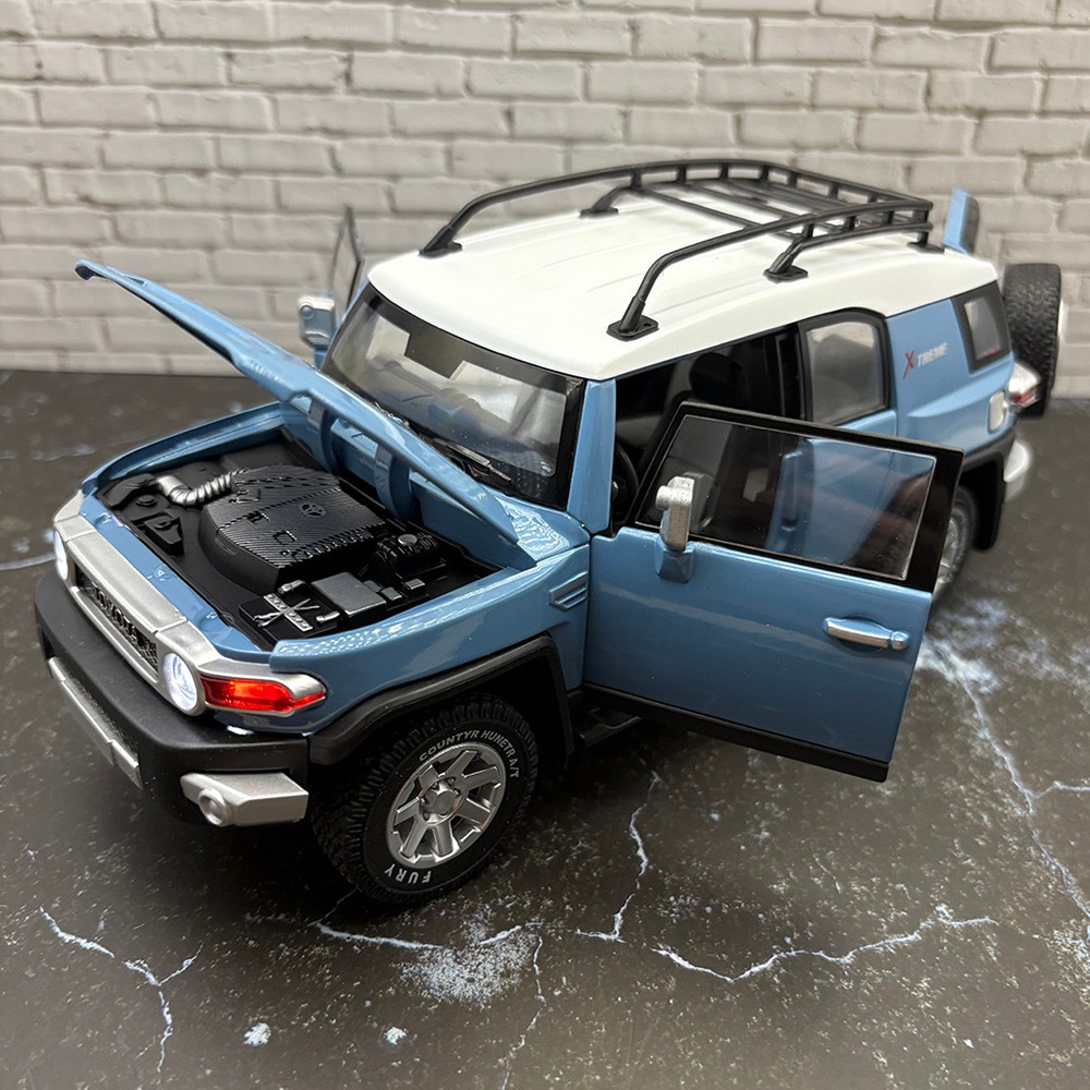 2007/2014 TOYOTA FJ Cruiser 1:24 Diecast – Officially Licensed – Blue With Box