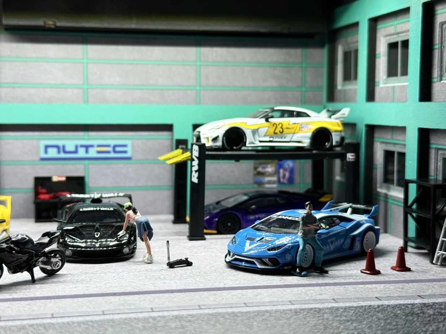 1 /64 Diorama Diecast Garage Model LED Lighting Model Car Display Case Building