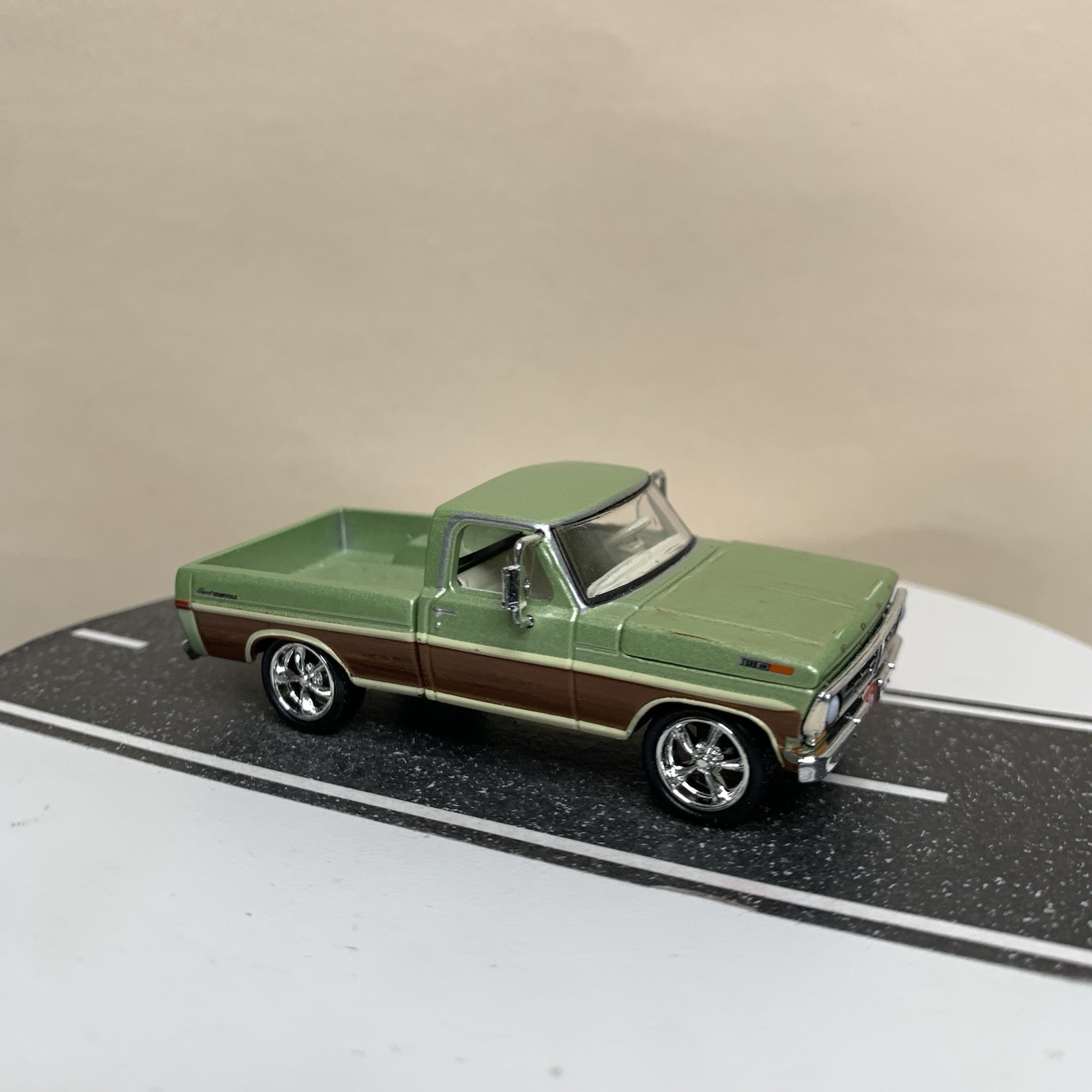 Greenlight 1972 Ford F-100 Pickup Truck Green w/Wood Panel Detail 1:64 NM