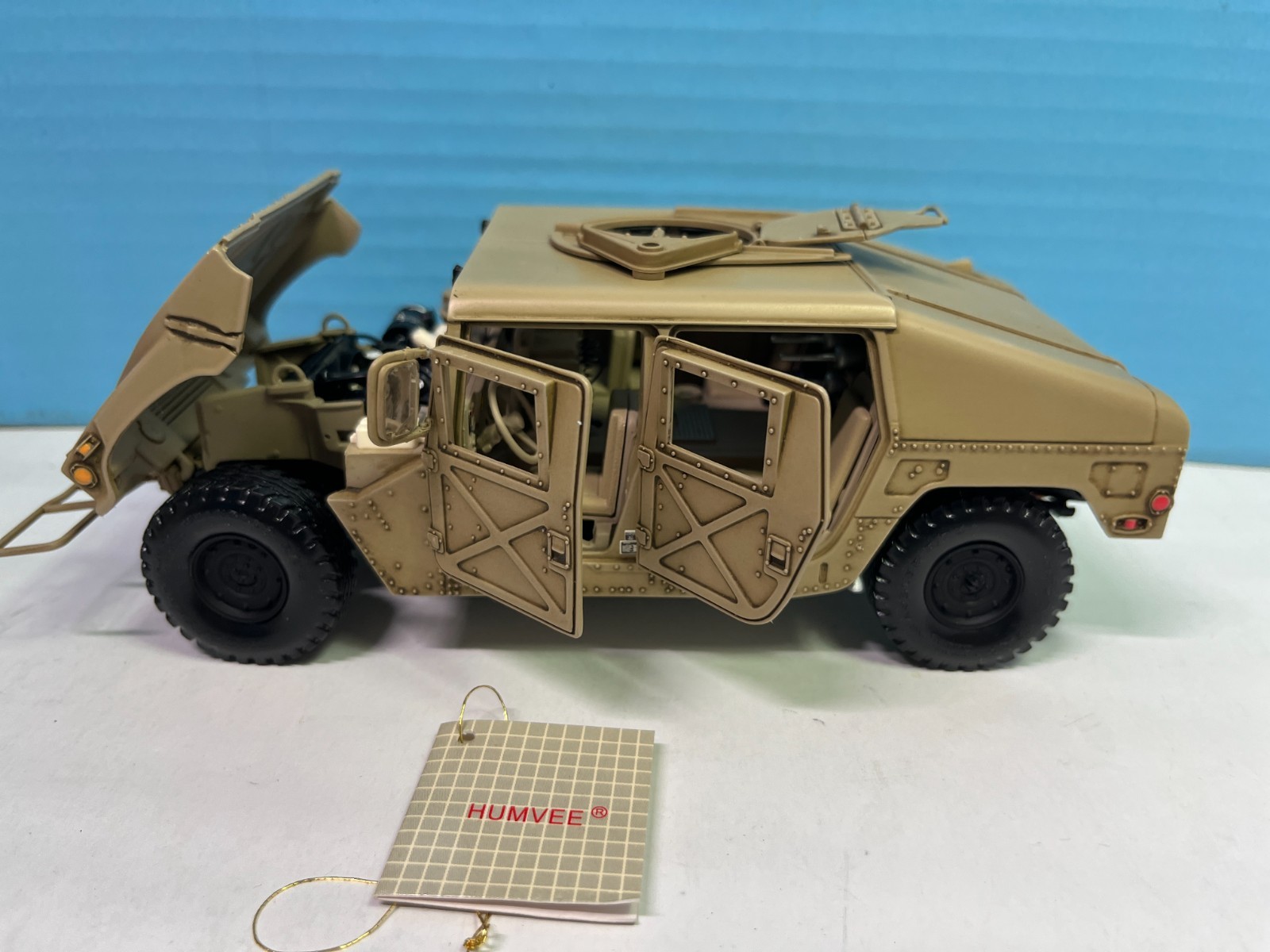 1/24 MILITARY AM GENERAL HUMVEE DESERT CAMO BEIGE BOXES & PAPERWORK READ CO
