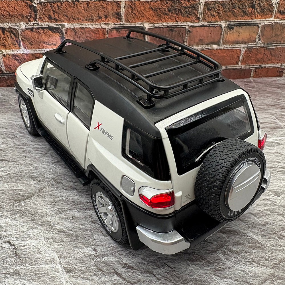 2007/2014 TOYOTA FJ Cruiser 1:24 Diecast – Officially Licensed – White With Box
