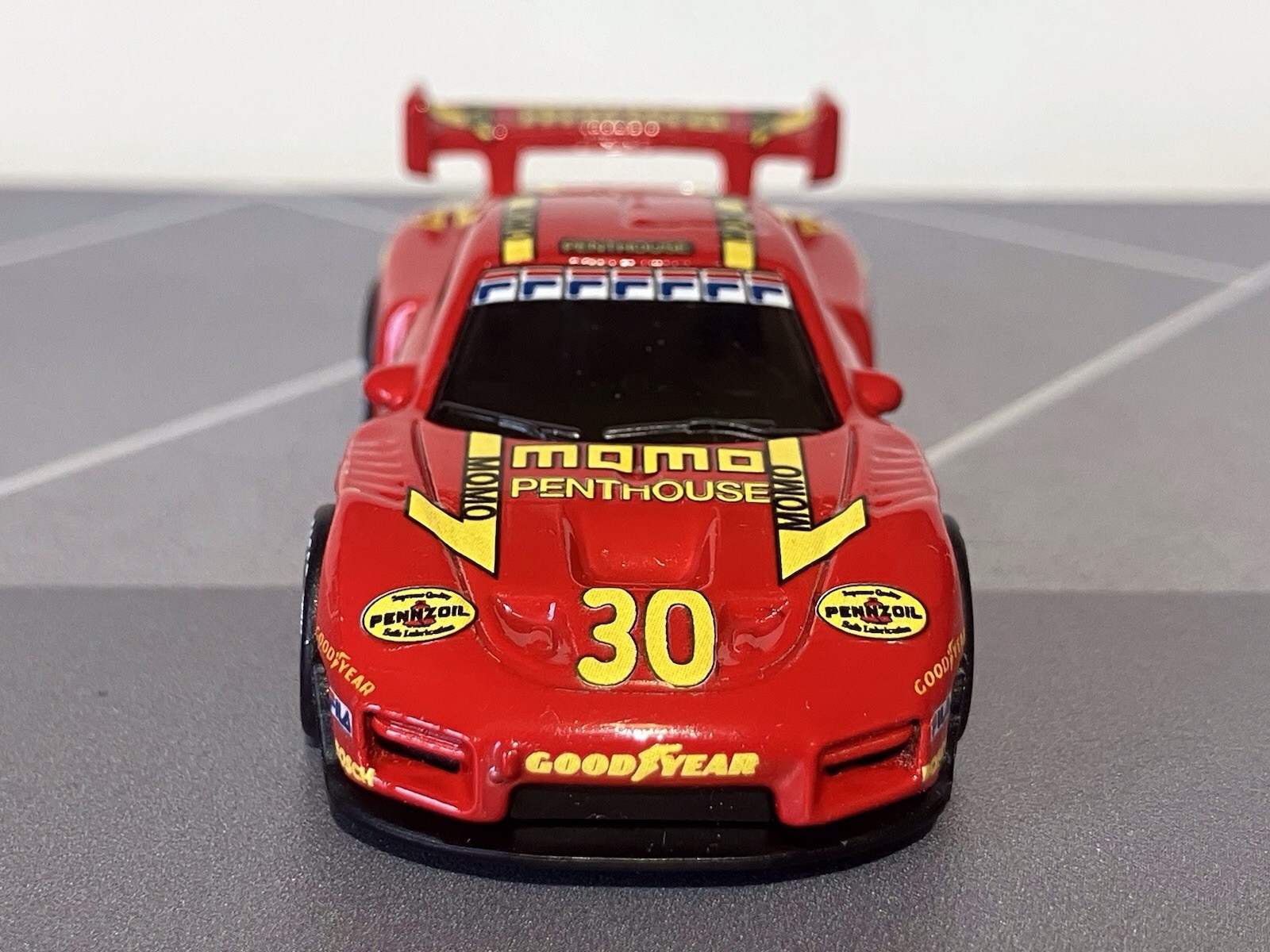 1/64 Custom Hot Wheels PORSCHE 935 w/real riders MOMO Custom