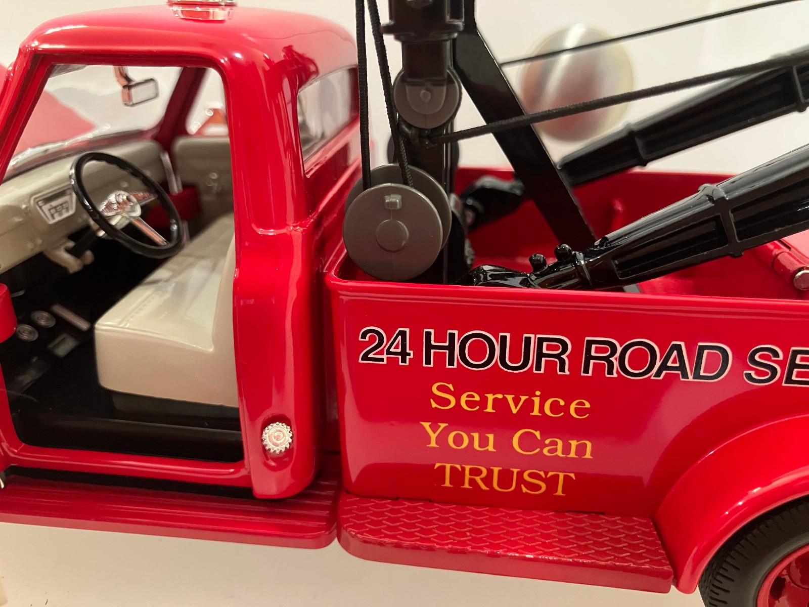 1953 Red Ford F-100 Tow Truck & Coin Bank Die Cast 1:24 Scale ‘Gearbox’ Quality
