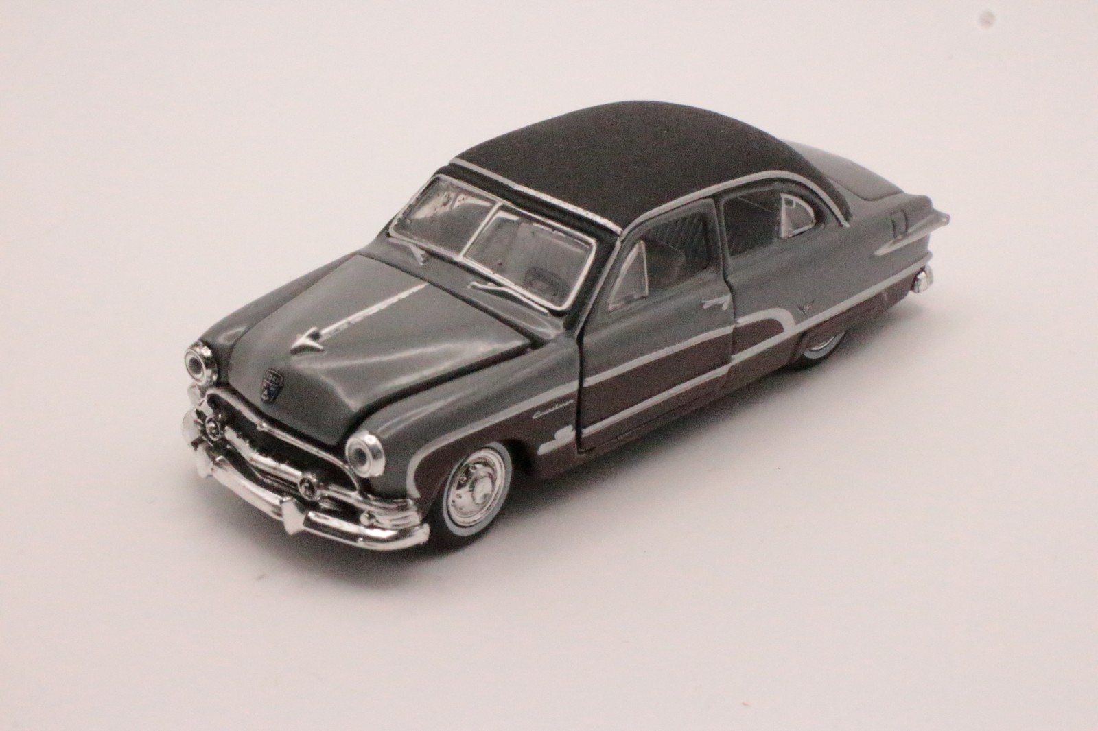 M2 Machines 1951 Ford Crestliner Sedan Bronze Green Vinyl Roof 1:64 Loose