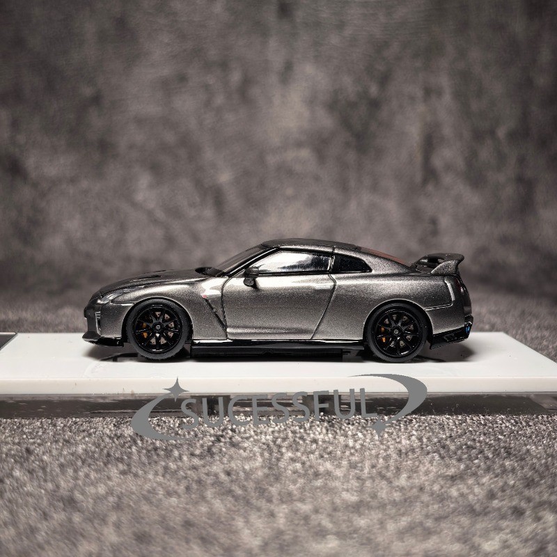 Motorhelix 1:64 R35 GT-R NISMO Track Edition Diecast Model